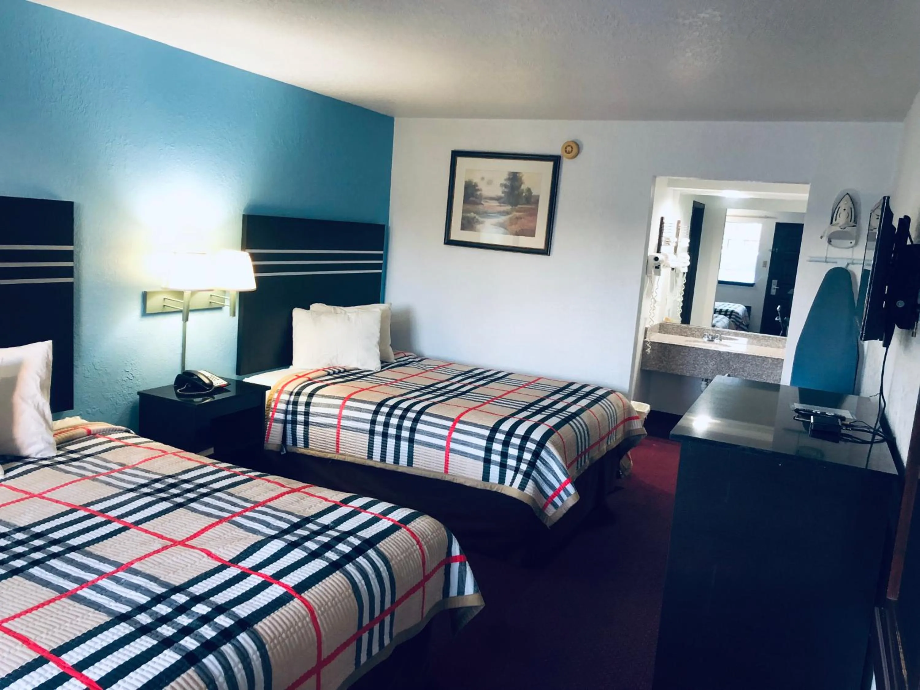 Photo of the whole room, Bed in Meridian Inn Oklahoma City Airport