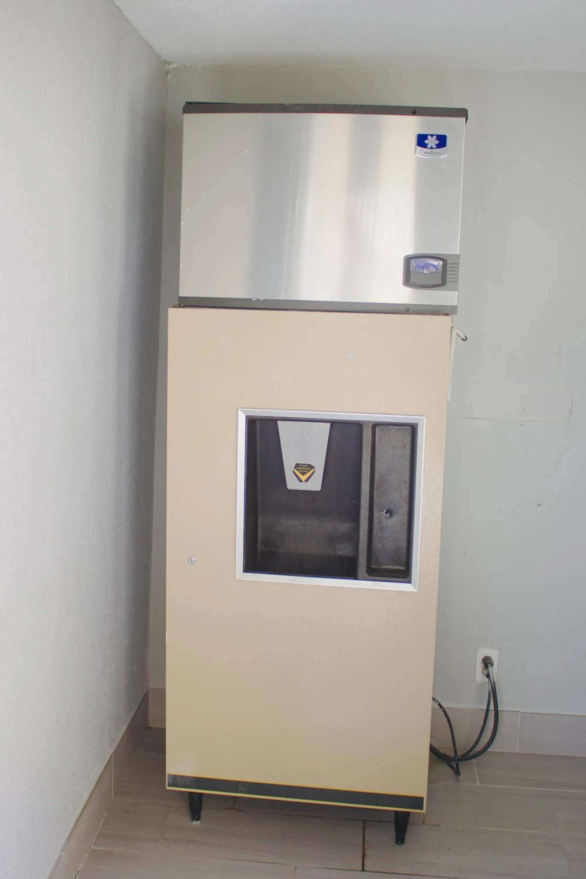 vending machine in Meridian Inn Oklahoma City Airport