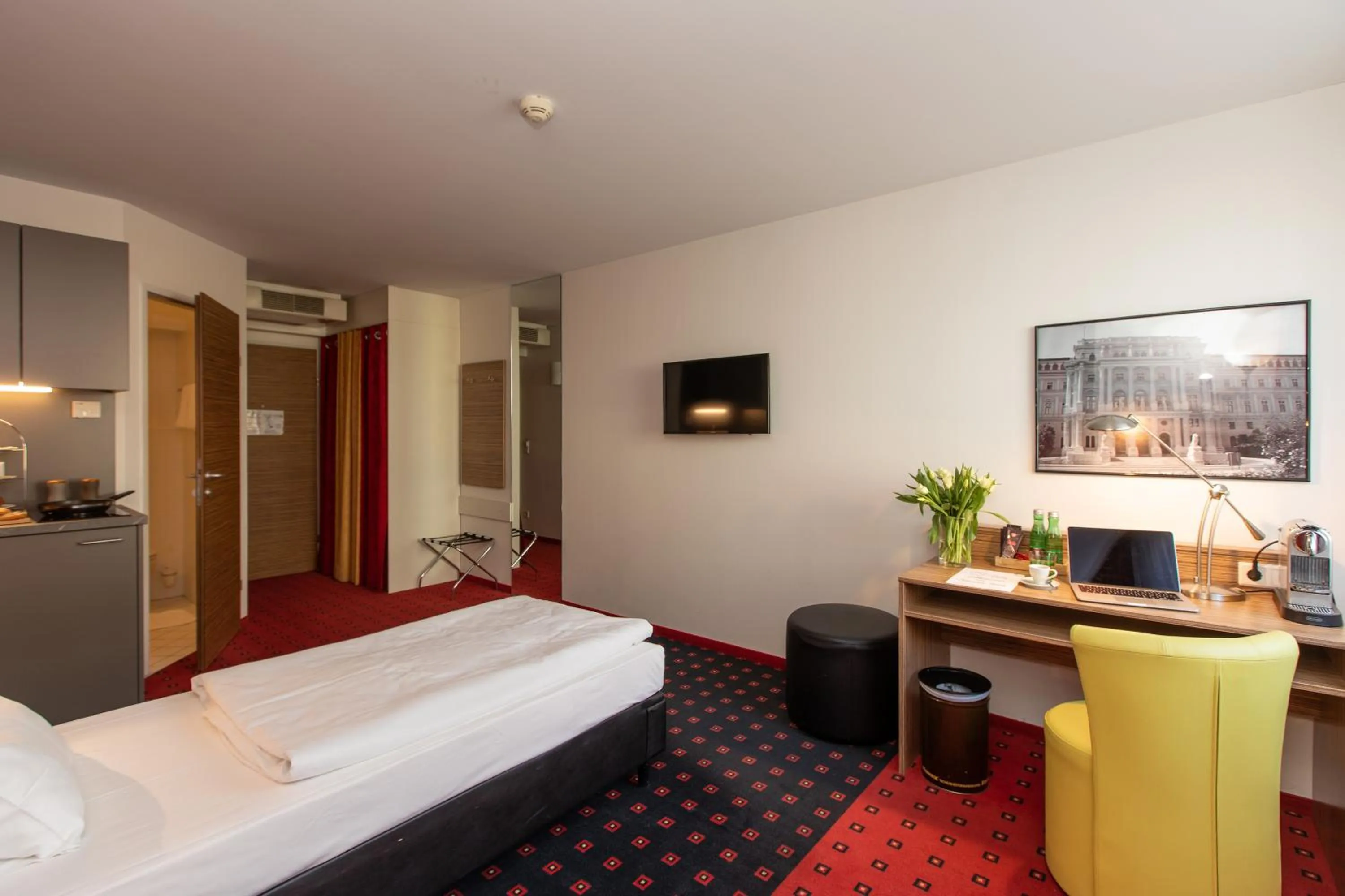 Photo of the whole room, Bed in Senator Hotel Vienna