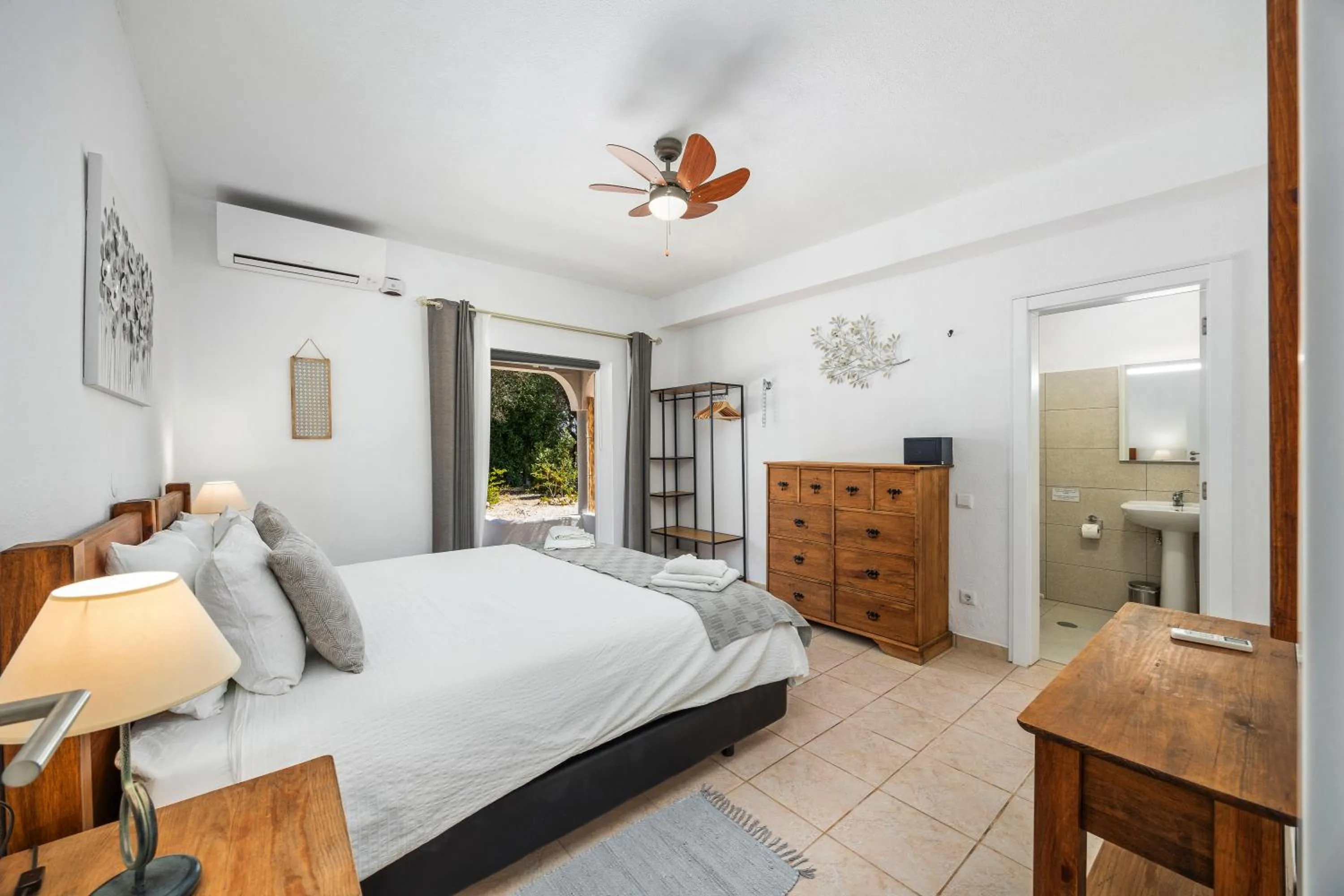 Bedroom, Bed in Casa Jardim Oasis