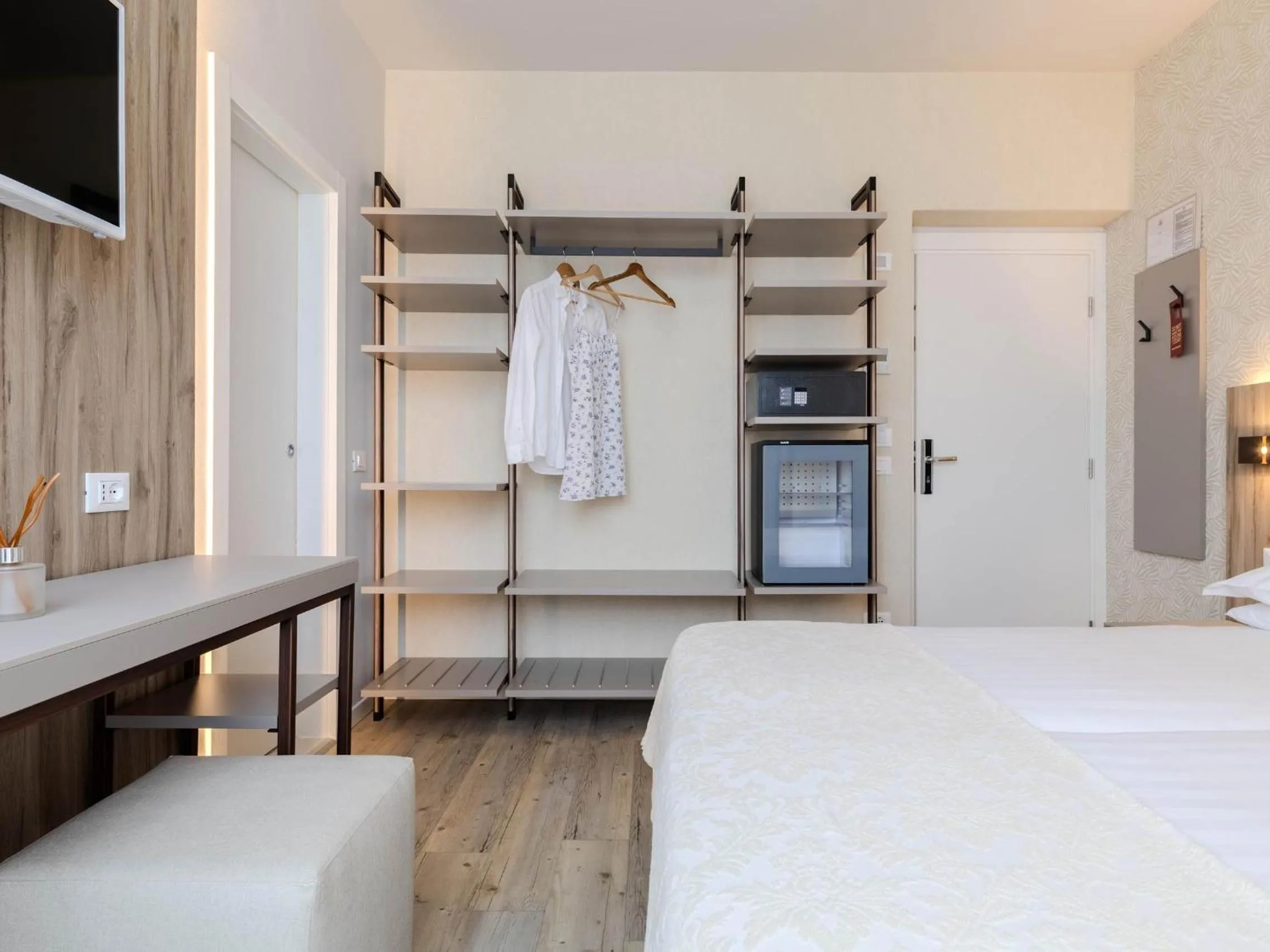 wardrobe, Bed in Hotel Riviera Panoramic Green Resort