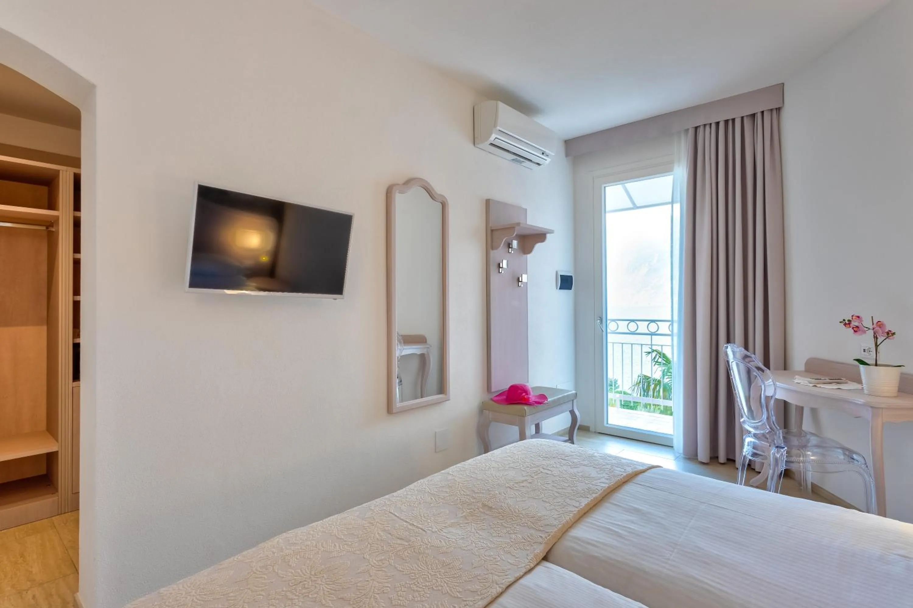 Photo of the whole room, Bed in Hotel Riviera Panoramic Green Resort