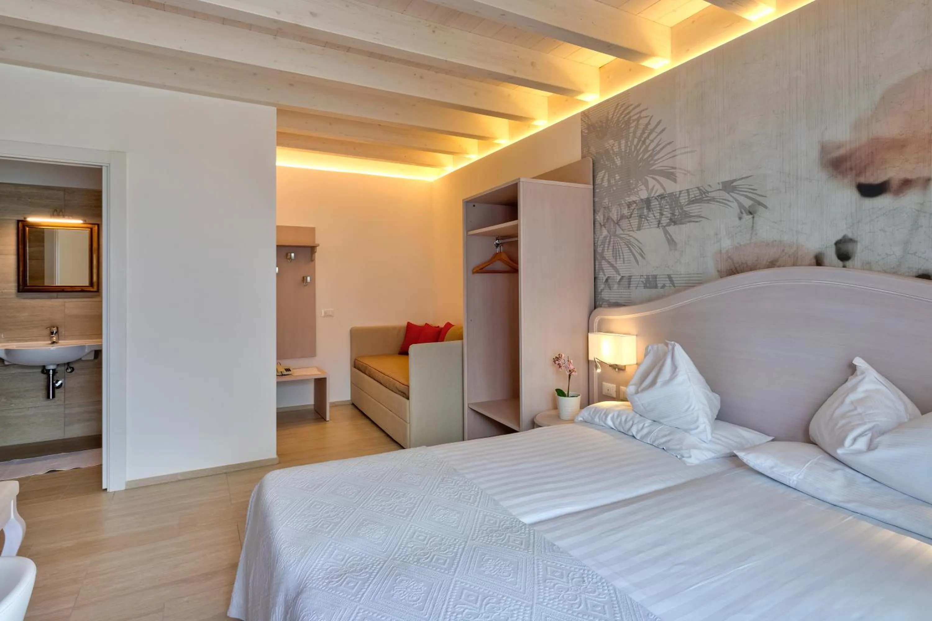 Photo of the whole room, Bed in Hotel Riviera Panoramic Green Resort