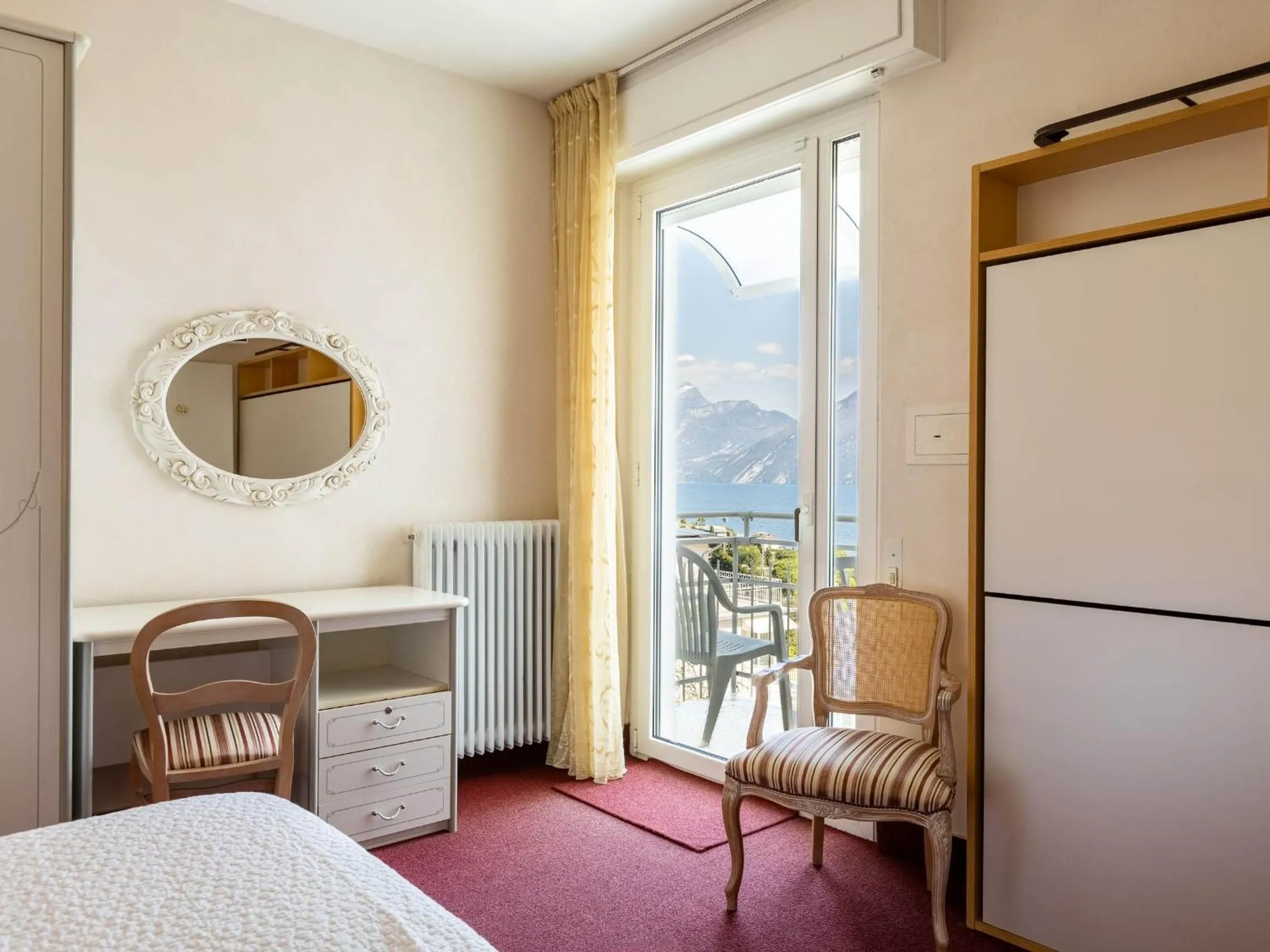 Living room, Bed in Hotel Riviera Panoramic Green Resort