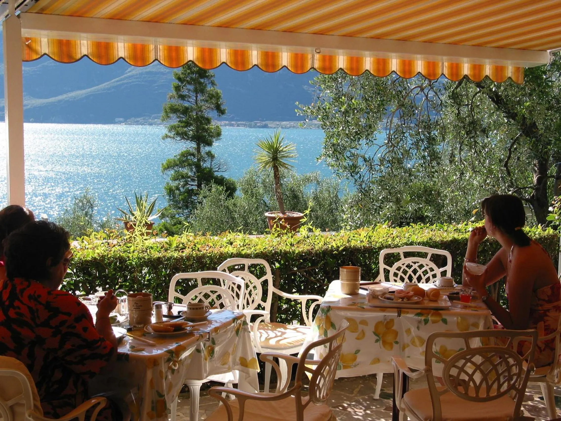 Restaurant/places to eat in Hotel Riviera Panoramic Green Resort