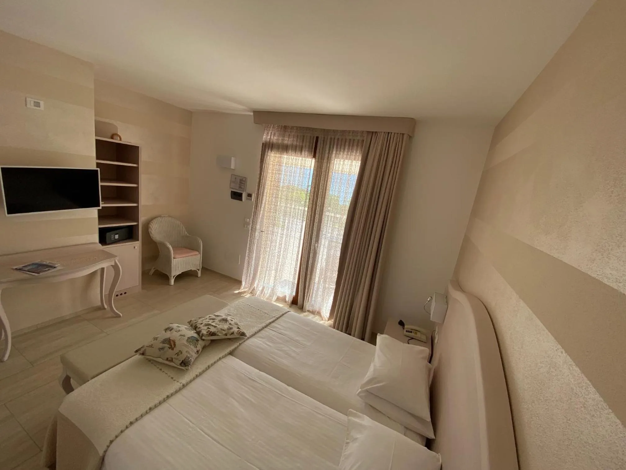 Photo of the whole room, Bed in Hotel Riviera Panoramic Green Resort