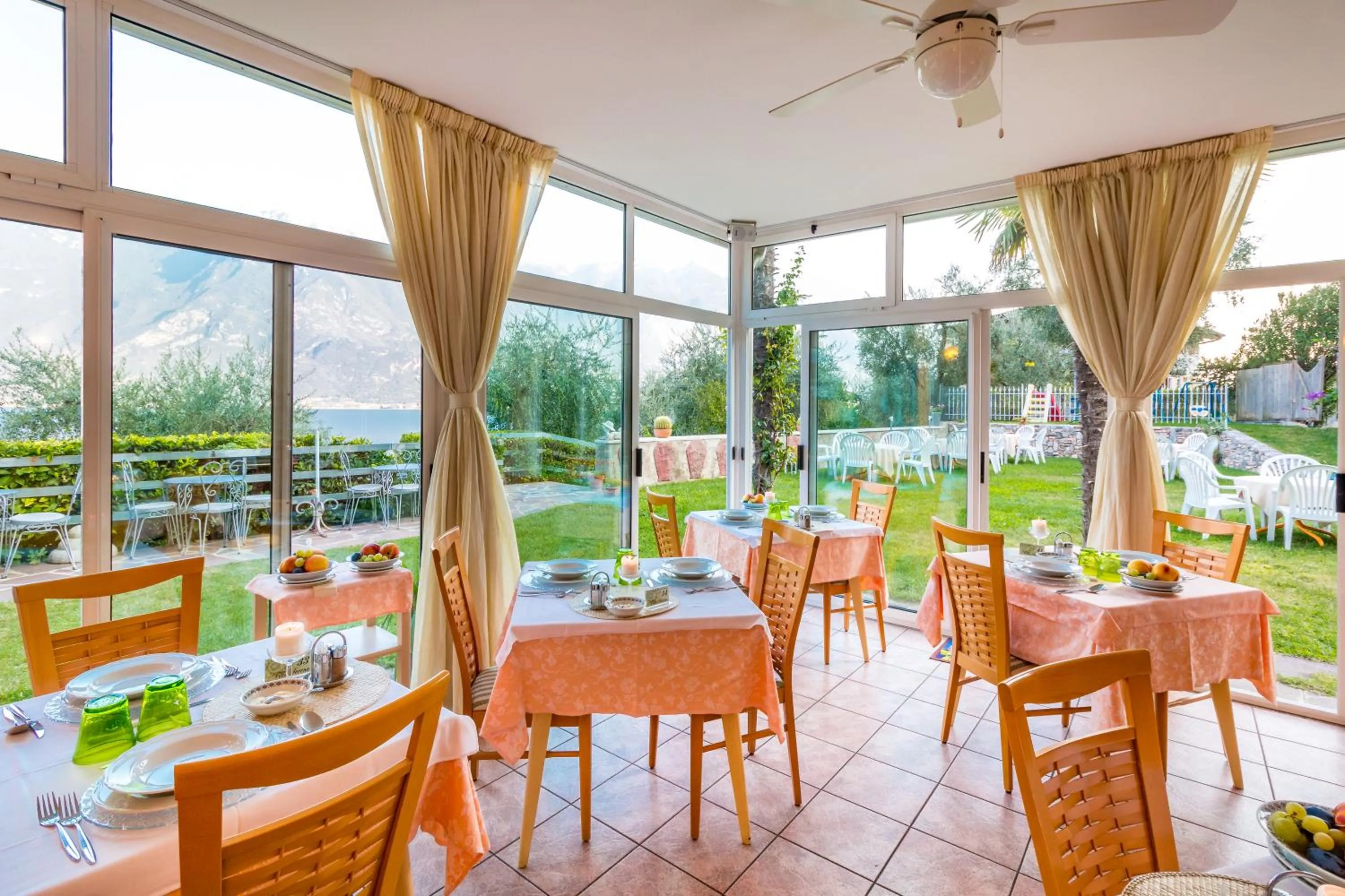 Restaurant/places to eat in Hotel Riviera Panoramic Green Resort