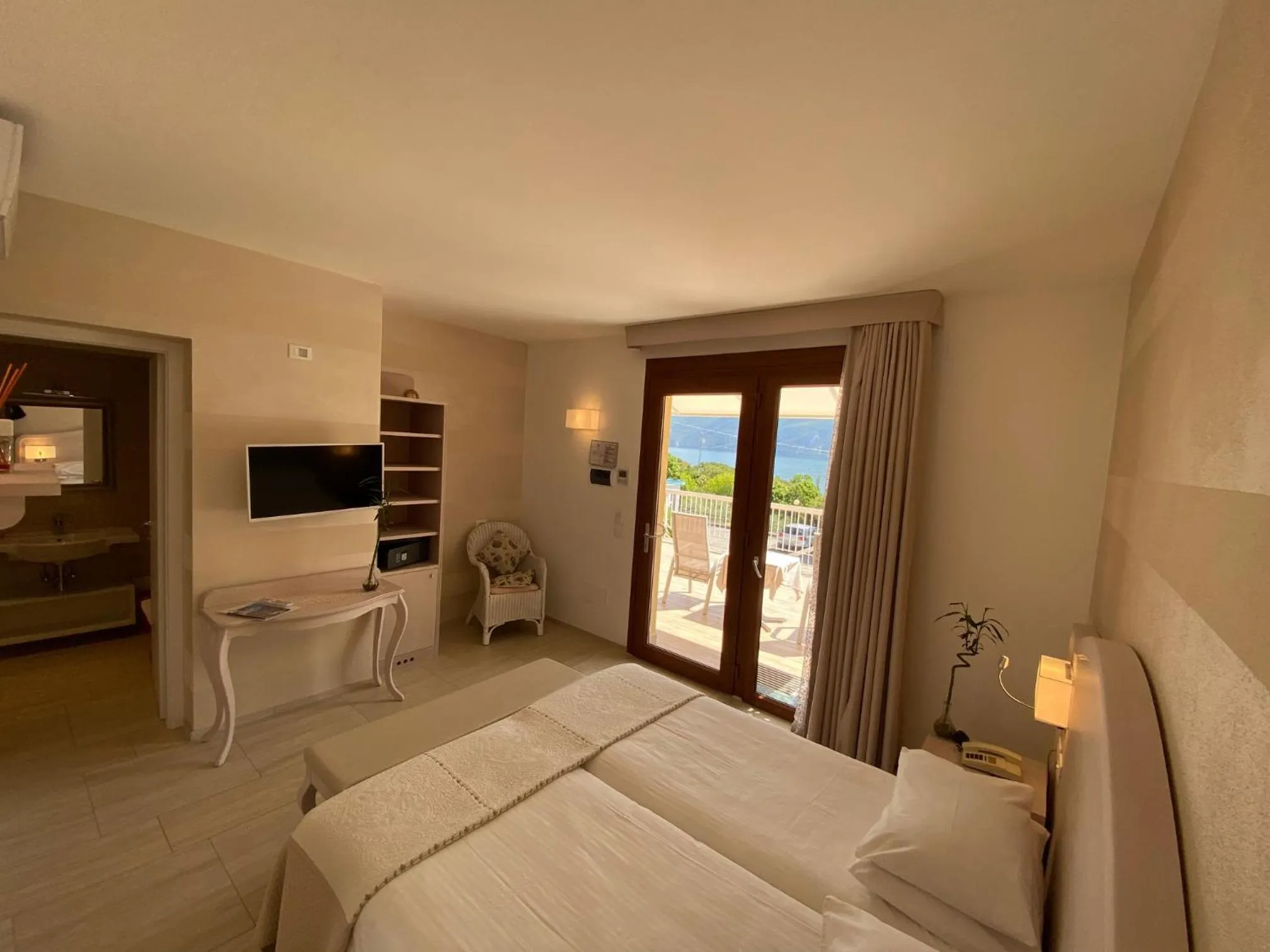 Photo of the whole room, Bed in Hotel Riviera Panoramic Green Resort