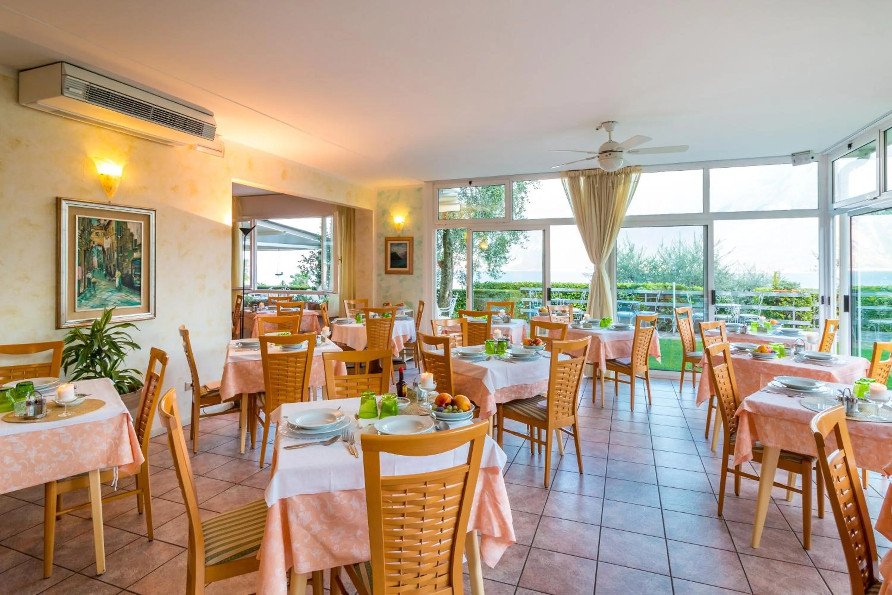 Restaurant/places to eat in Hotel Riviera Panoramic Green Resort