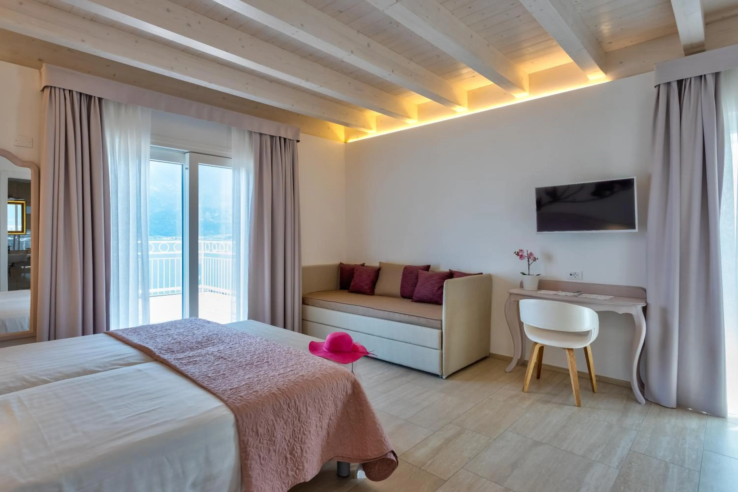 Photo of the whole room, Bed in Hotel Riviera Panoramic Green Resort