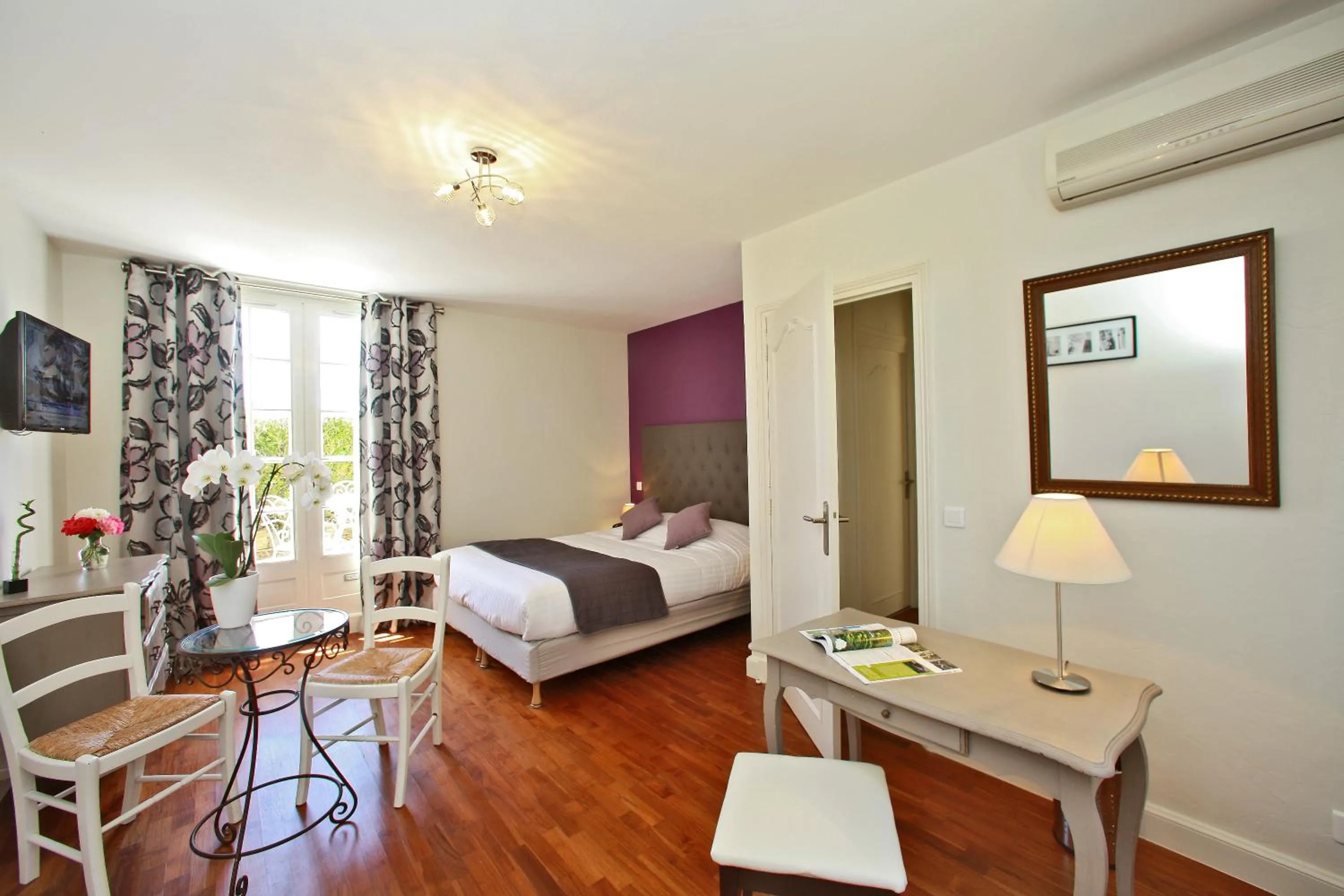 Bedroom, Bed in Hôtel La Hoirie