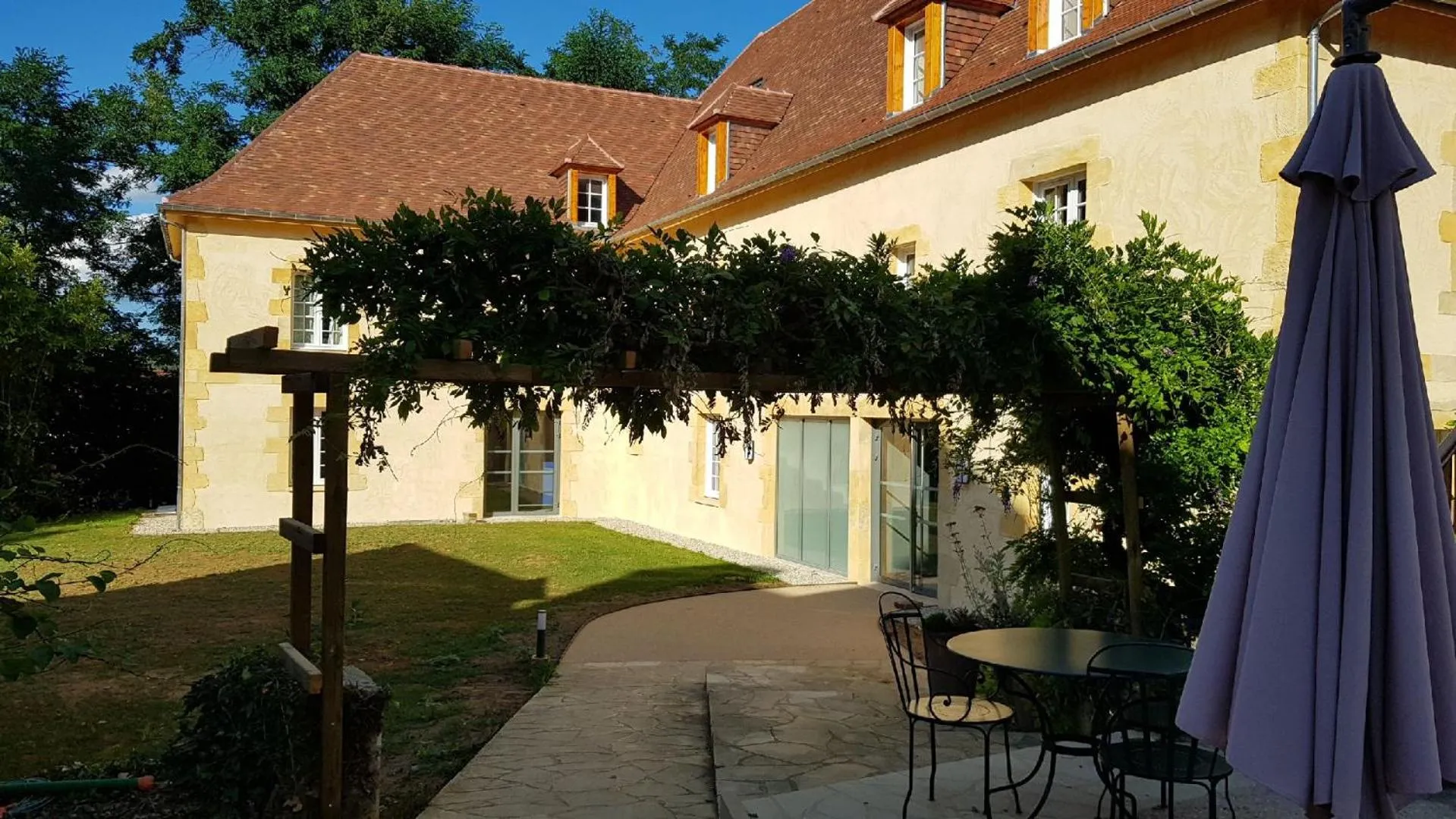 Patio in Hôtel La Hoirie