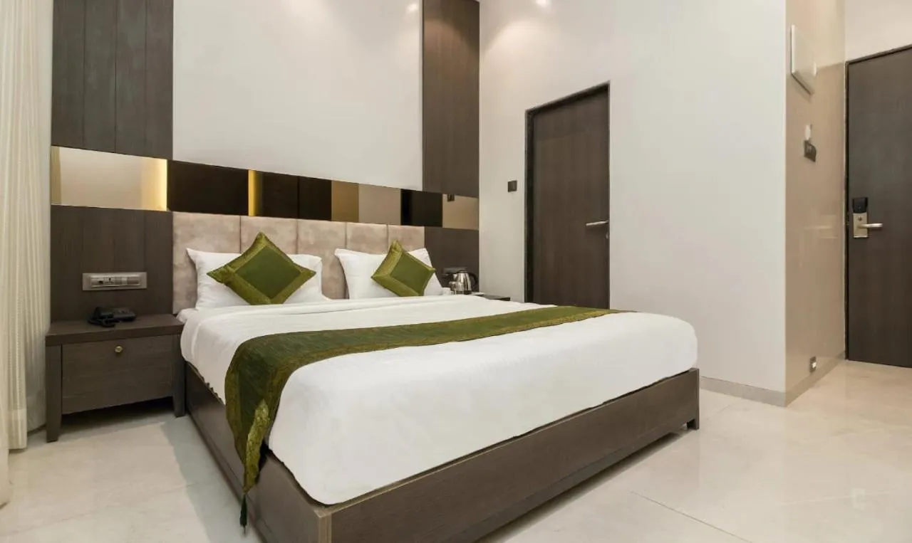 Shower, Bed in Hotel Oyster Suite Andheri West
