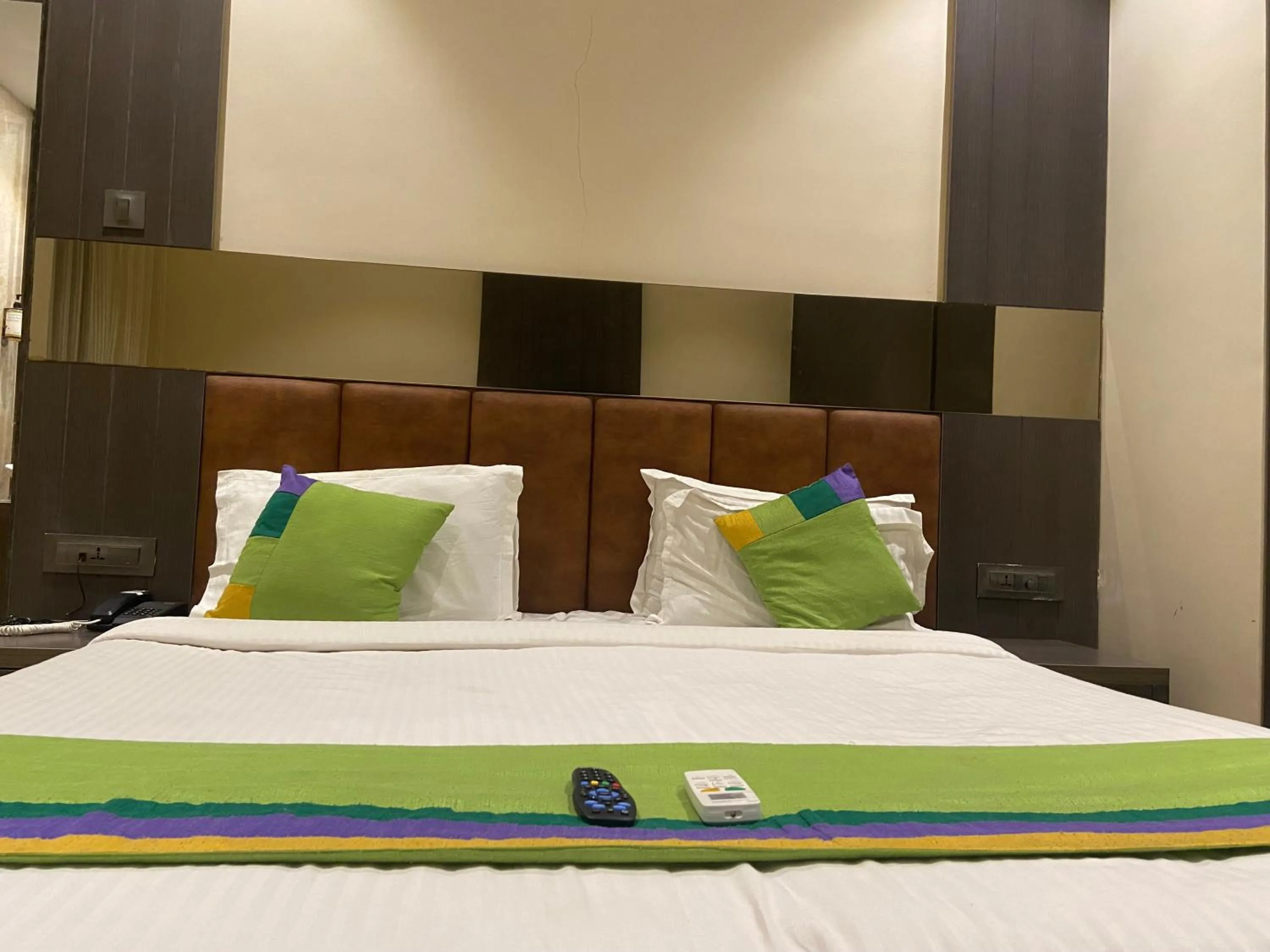 Bed in Hotel Oyster Suite Andheri West
