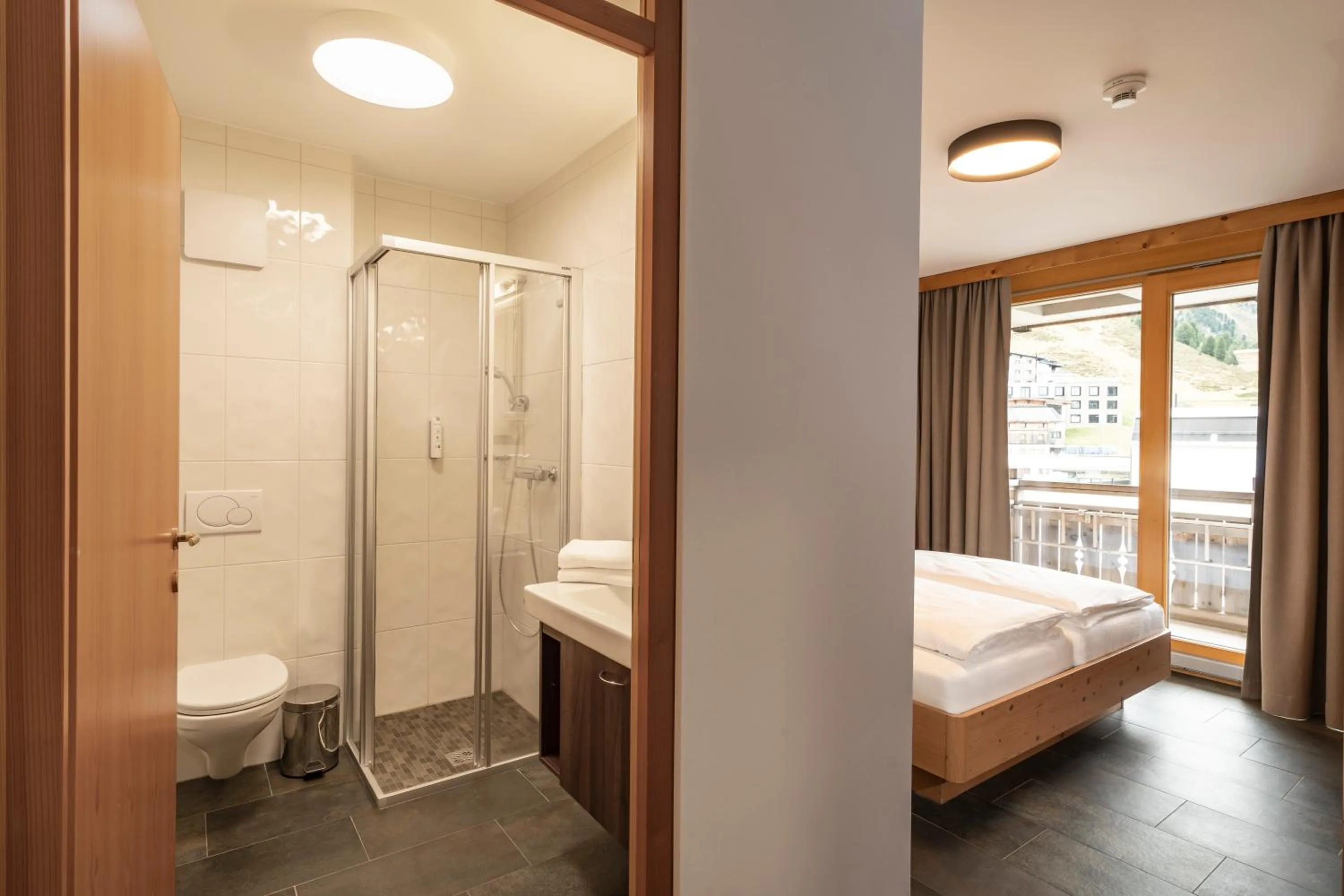 Bathroom, Bed in AlpinLodges Kühtai