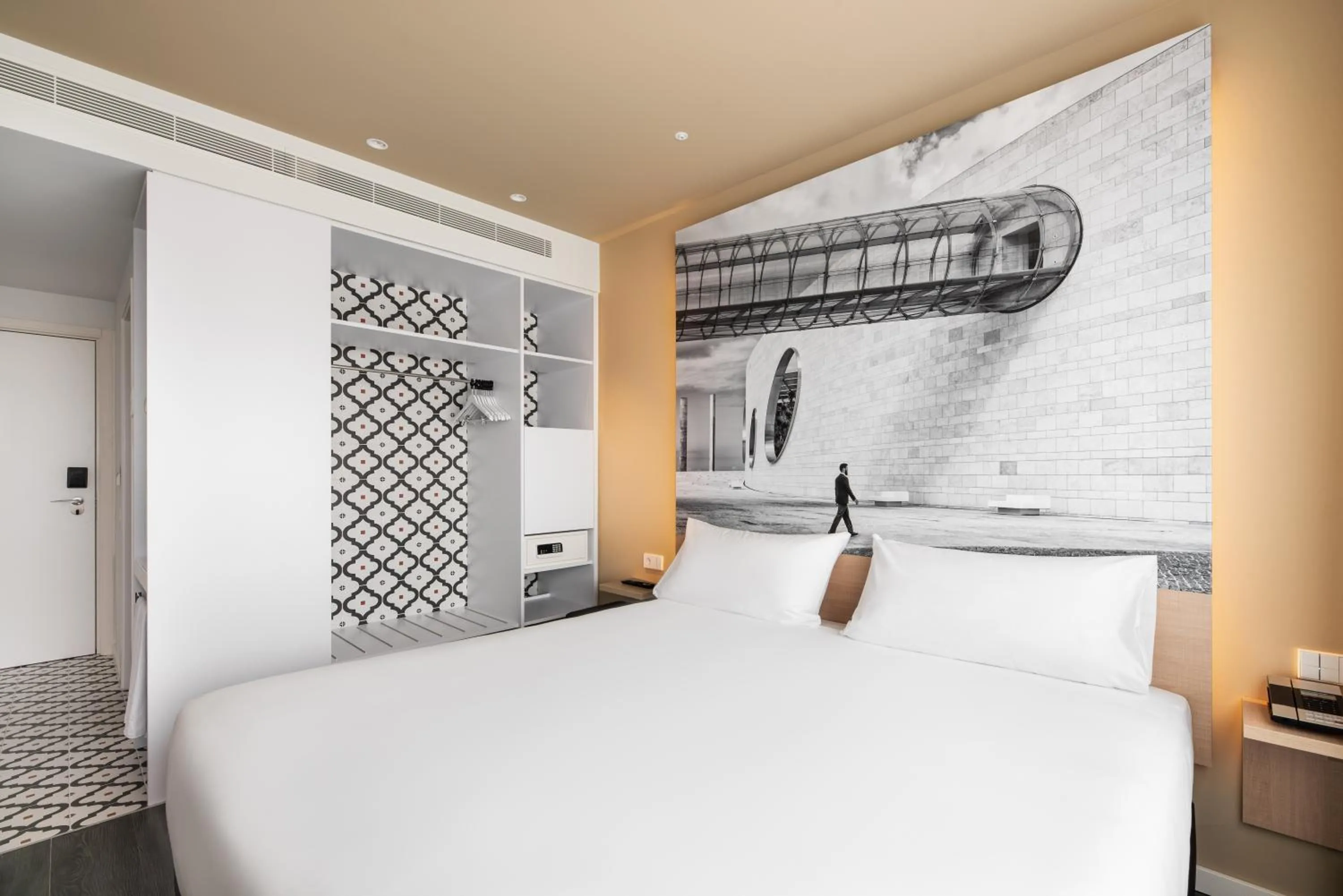 Photo of the whole room, Bed in Ikonik Lisboa