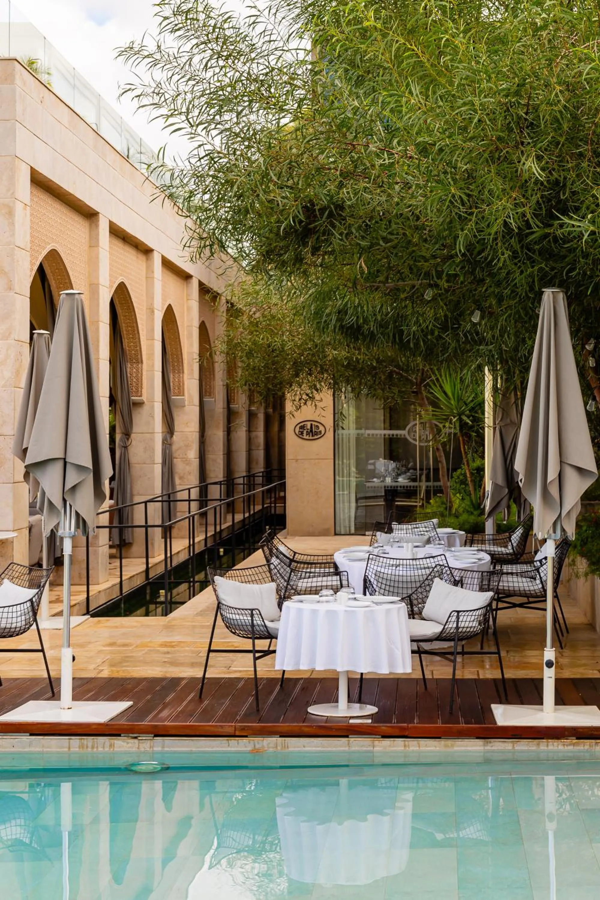 Restaurant/places to eat in Hotel Sahrai