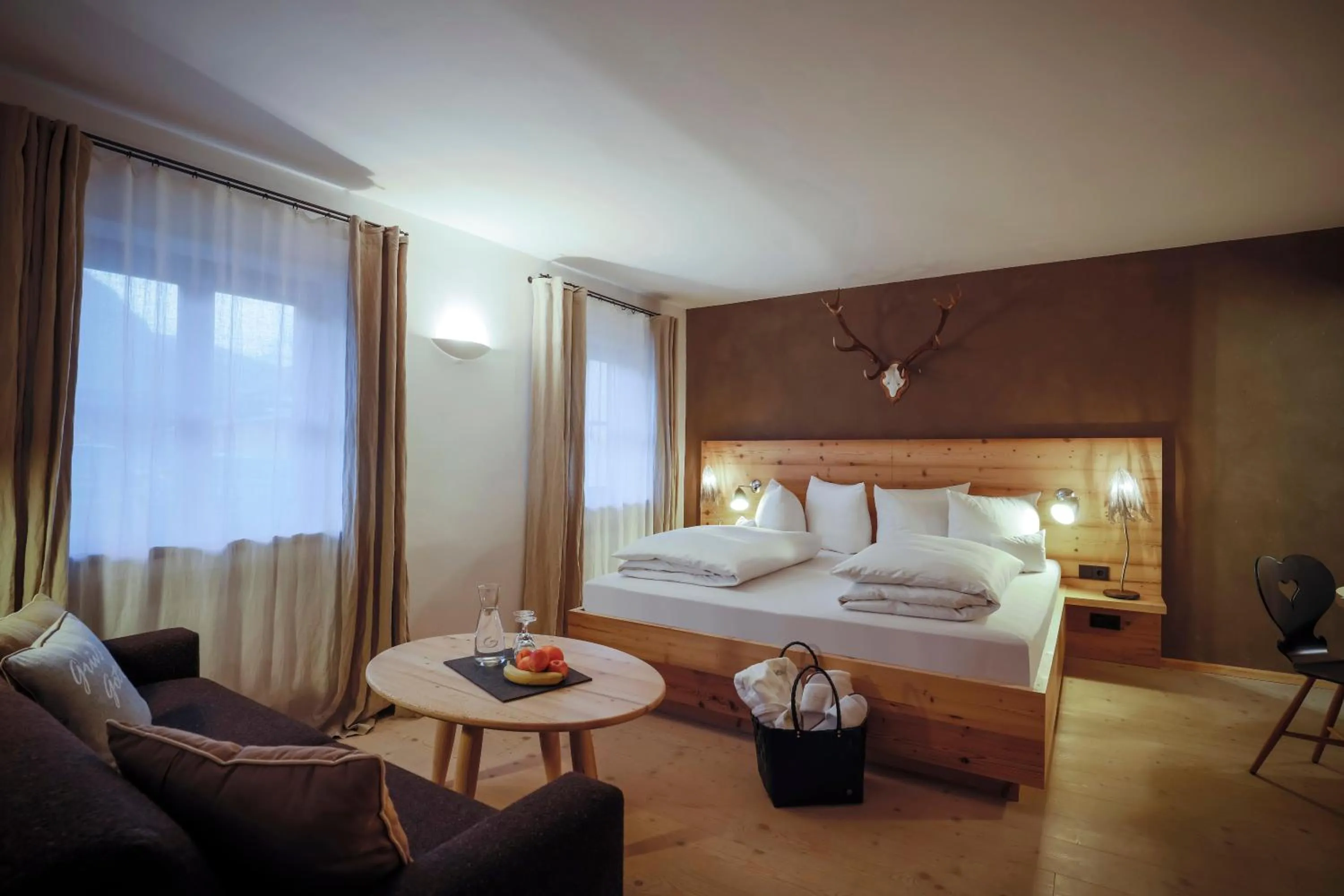 Photo of the whole room, Bed in Staudacherhof in Garmisch-Partenkirchen I Blick aufs Zugspitzmassiv I einzigartige Bayurvida Küche