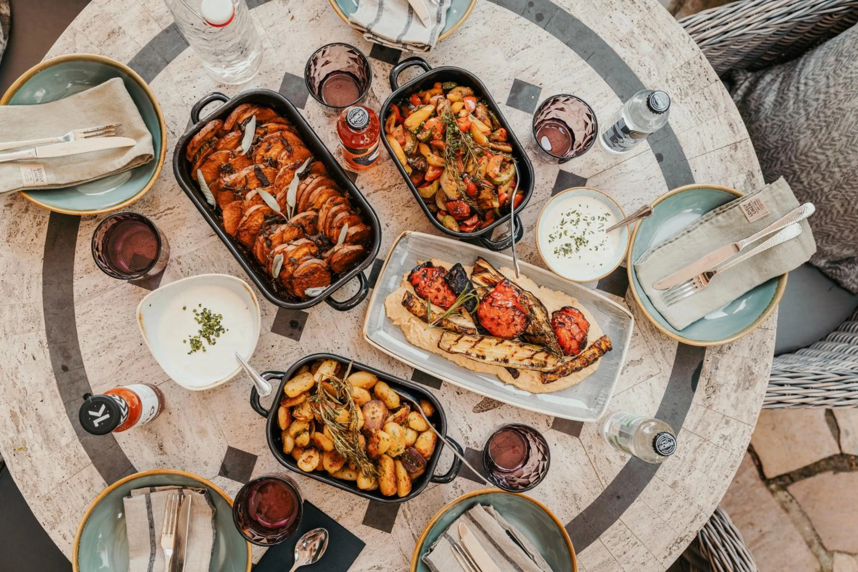 Food and drinks in Staudacherhof in Garmisch-Partenkirchen I Blick aufs Zugspitzmassiv I einzigartige Bayurvida Küche