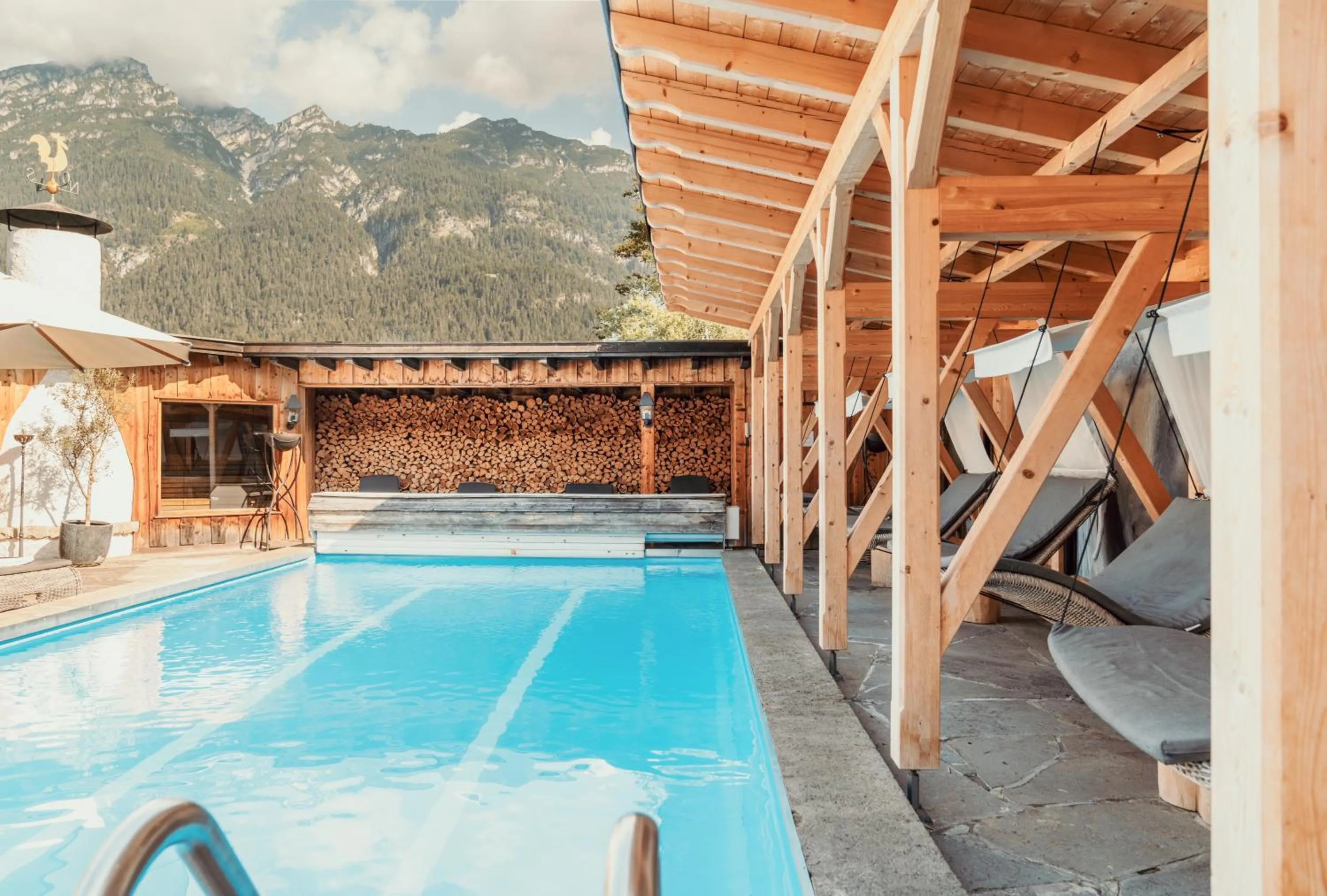 Swimming pool in Staudacherhof in Garmisch-Partenkirchen I Blick aufs Zugspitzmassiv I einzigartige Bayurvida Küche