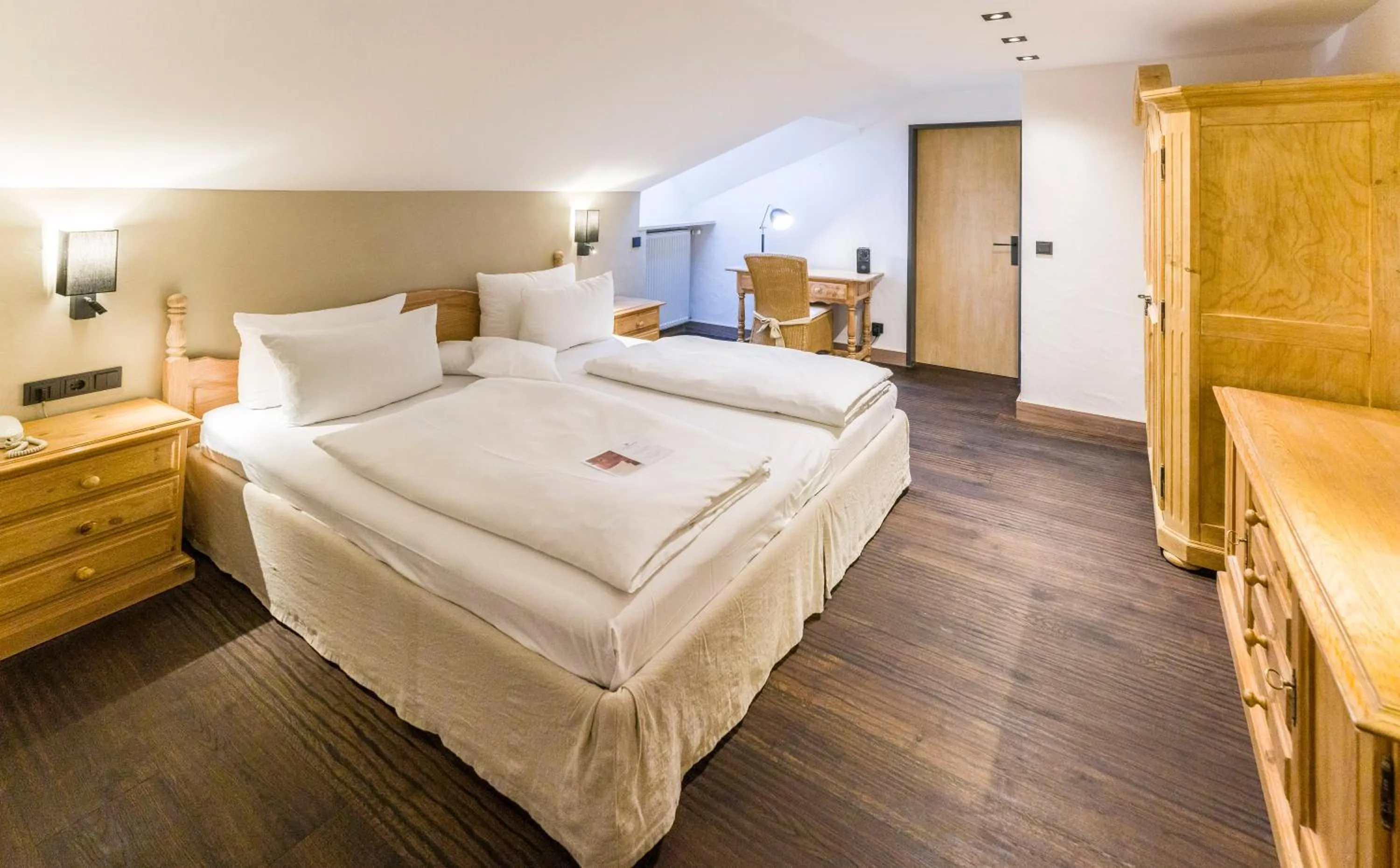 Bedroom, Bed in Staudacherhof in Garmisch-Partenkirchen I Blick aufs Zugspitzmassiv I einzigartige Bayurvida Küche