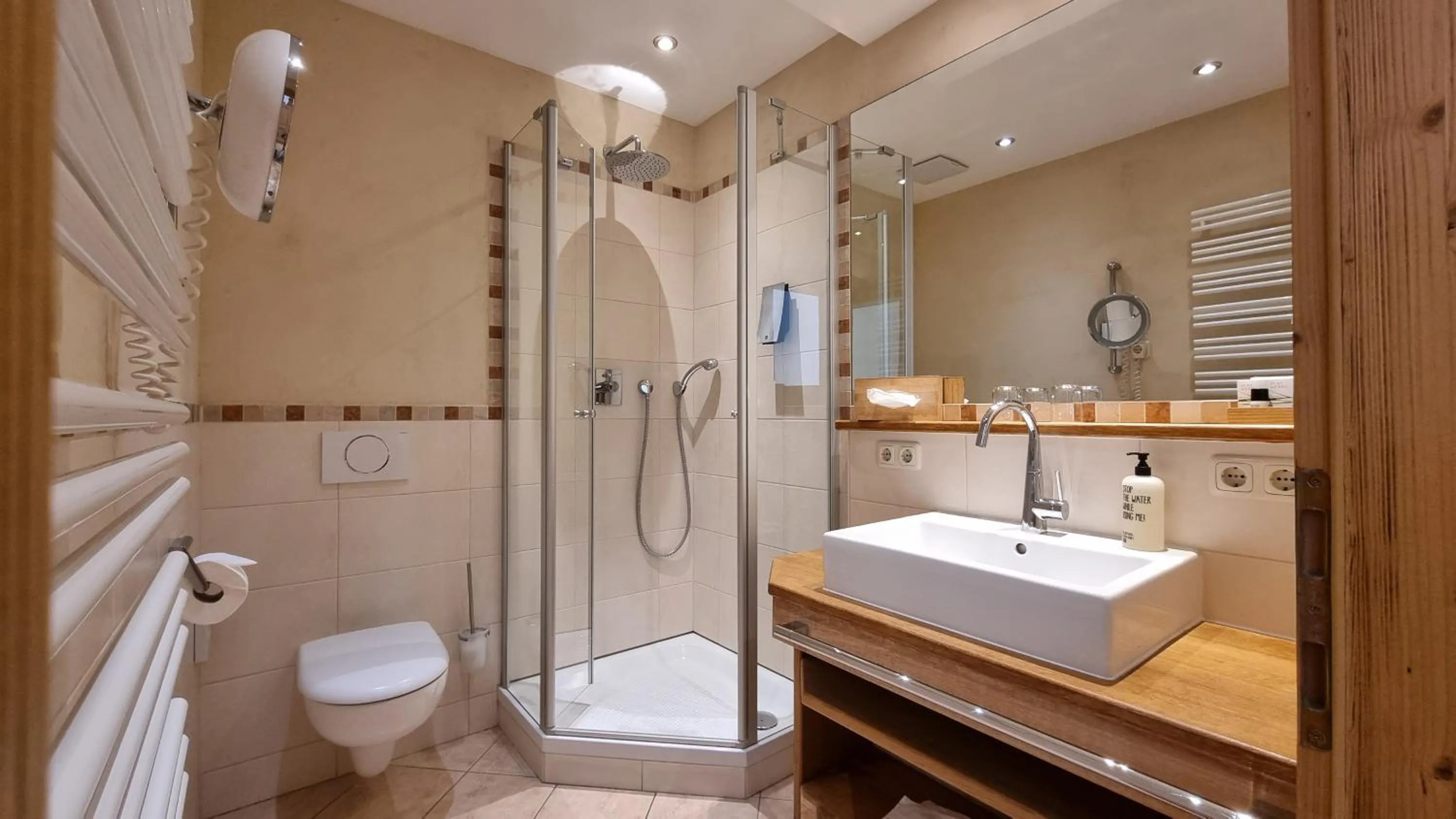 Bathroom in Staudacherhof in Garmisch-Partenkirchen I Blick aufs Zugspitzmassiv I einzigartige Bayurvida Küche