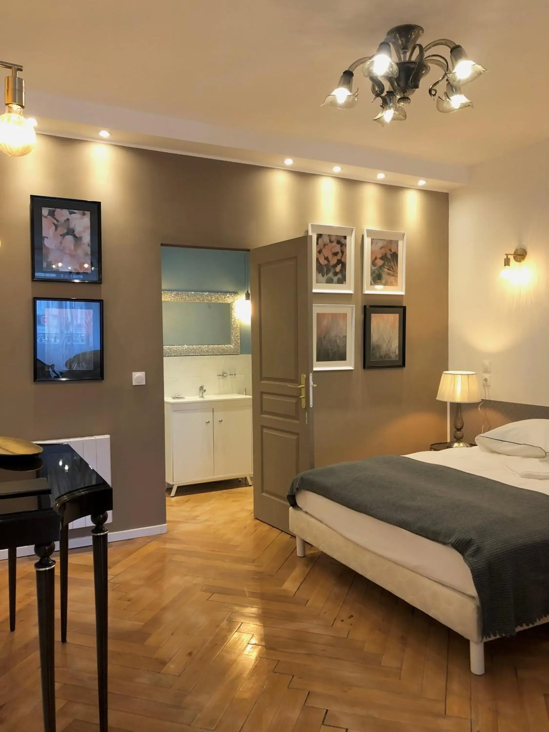 Deluxe Quadruple Room - single occupancy in Hôtel D’Artiste Deluxe Quadruple Room - single occupancy in Hôtel D’Artiste