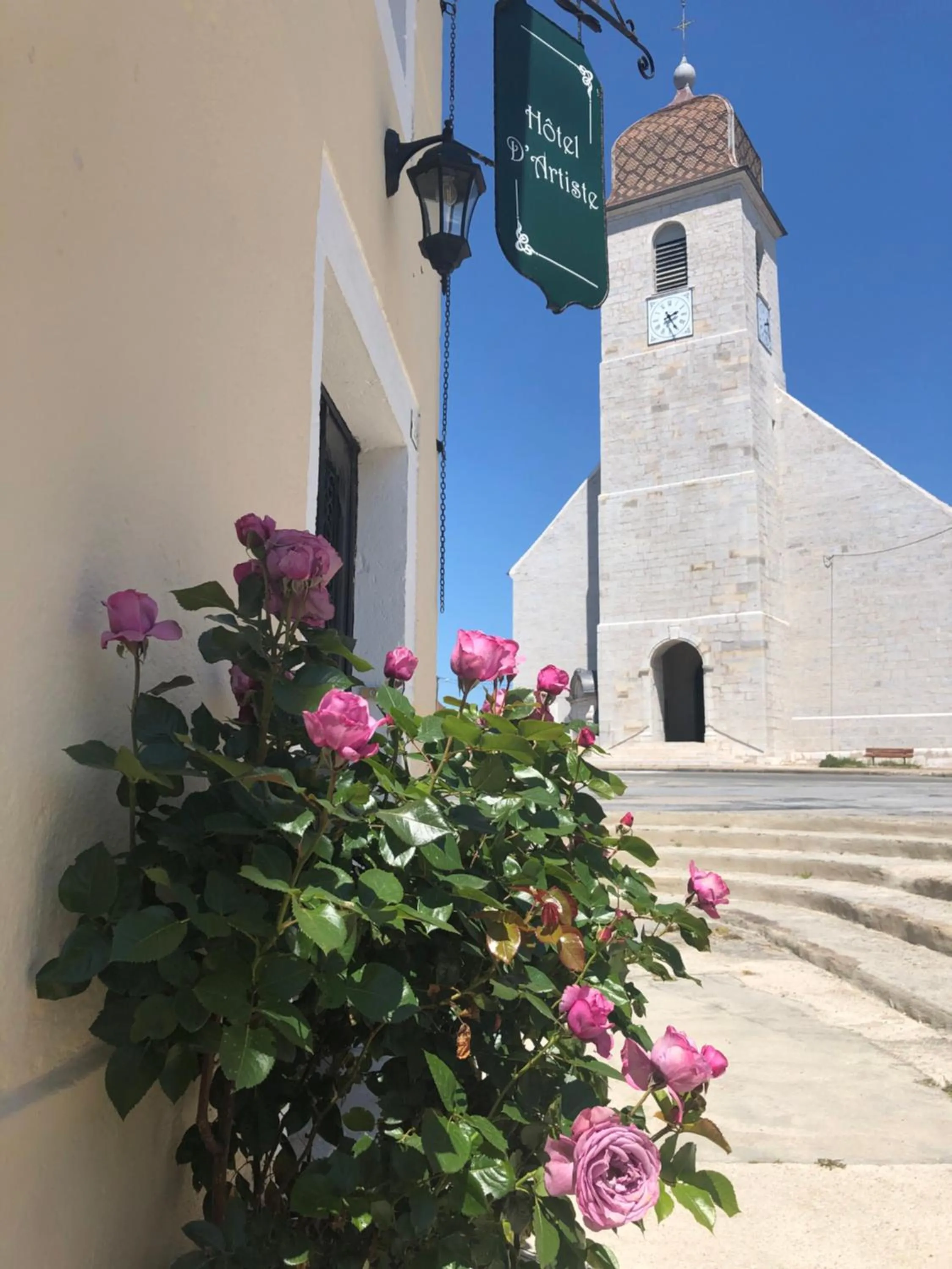 Property building in Hôtel D’Artiste
