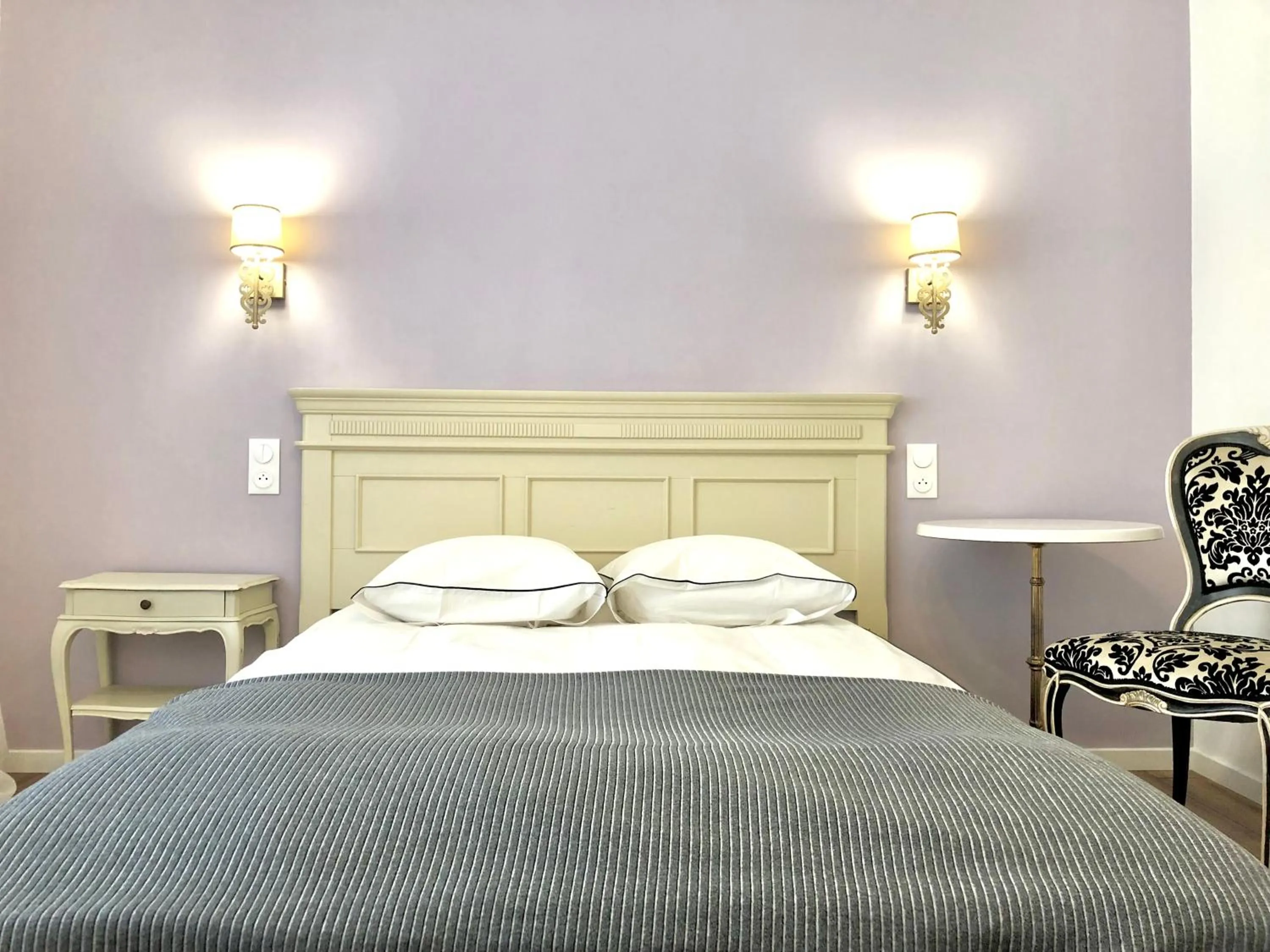 Photo of the whole room, Bed in Hôtel D’Artiste