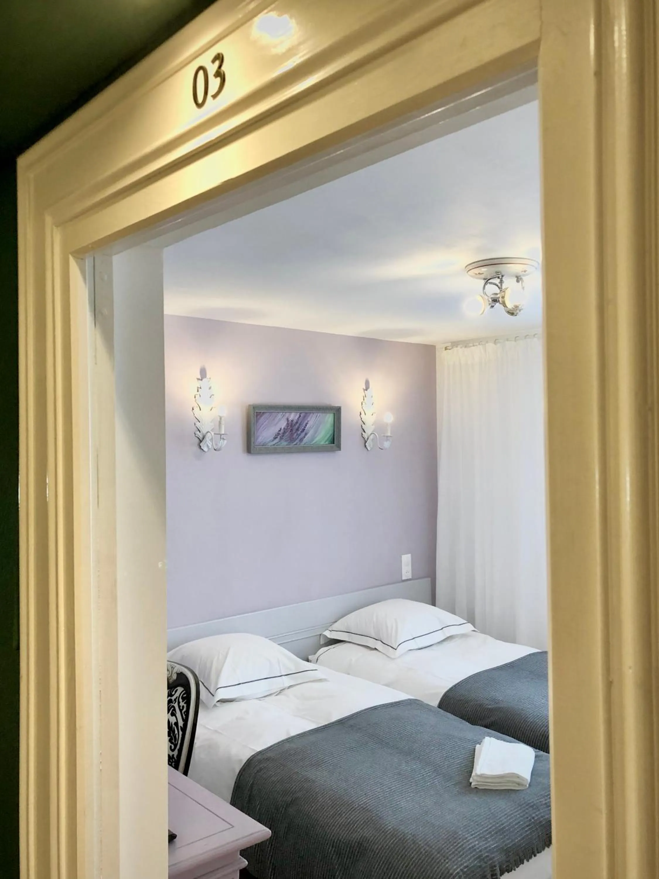 Photo of the whole room, Bed in Hôtel D’Artiste