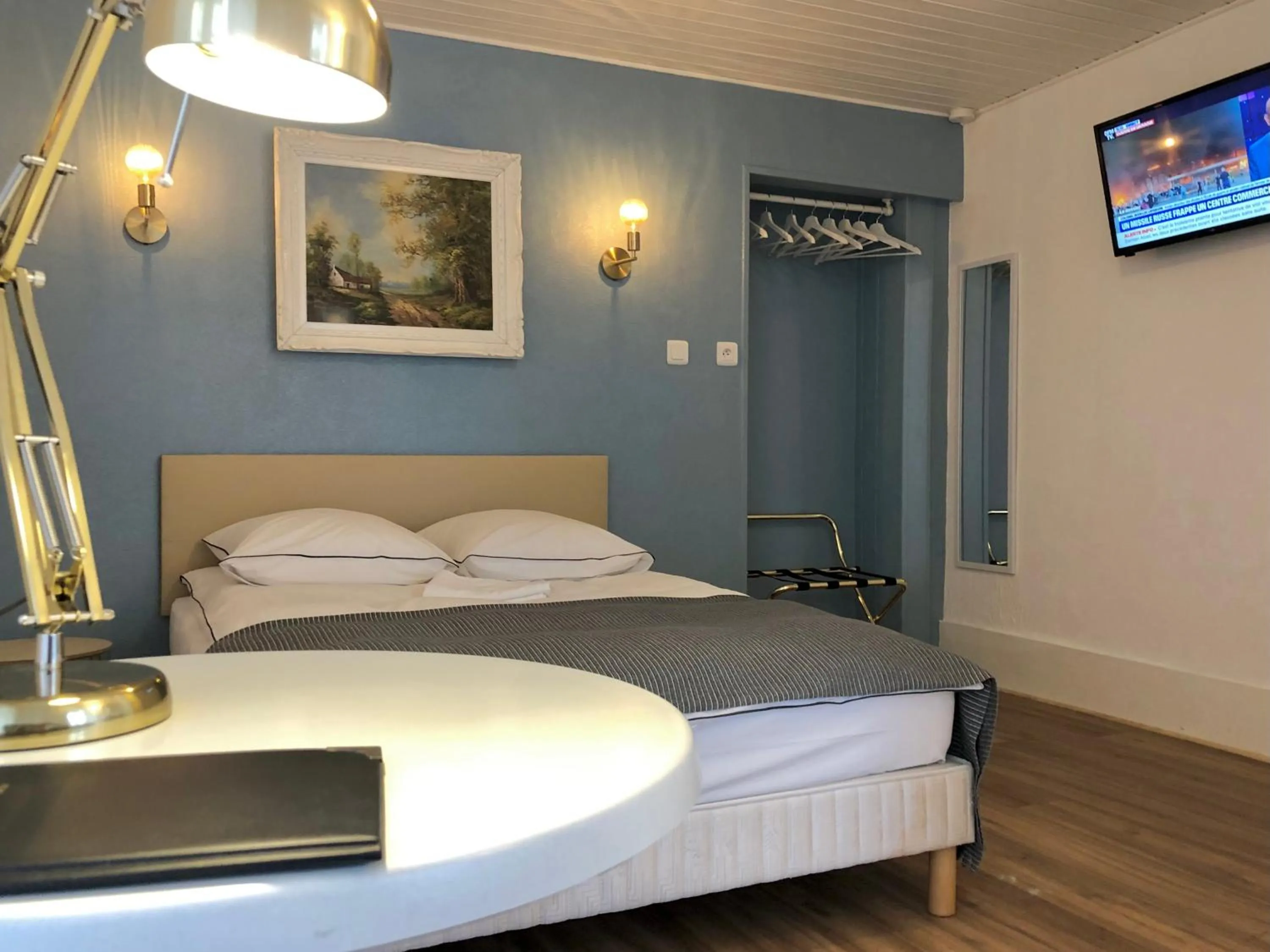 Photo of the whole room, Bed in Hôtel D’Artiste