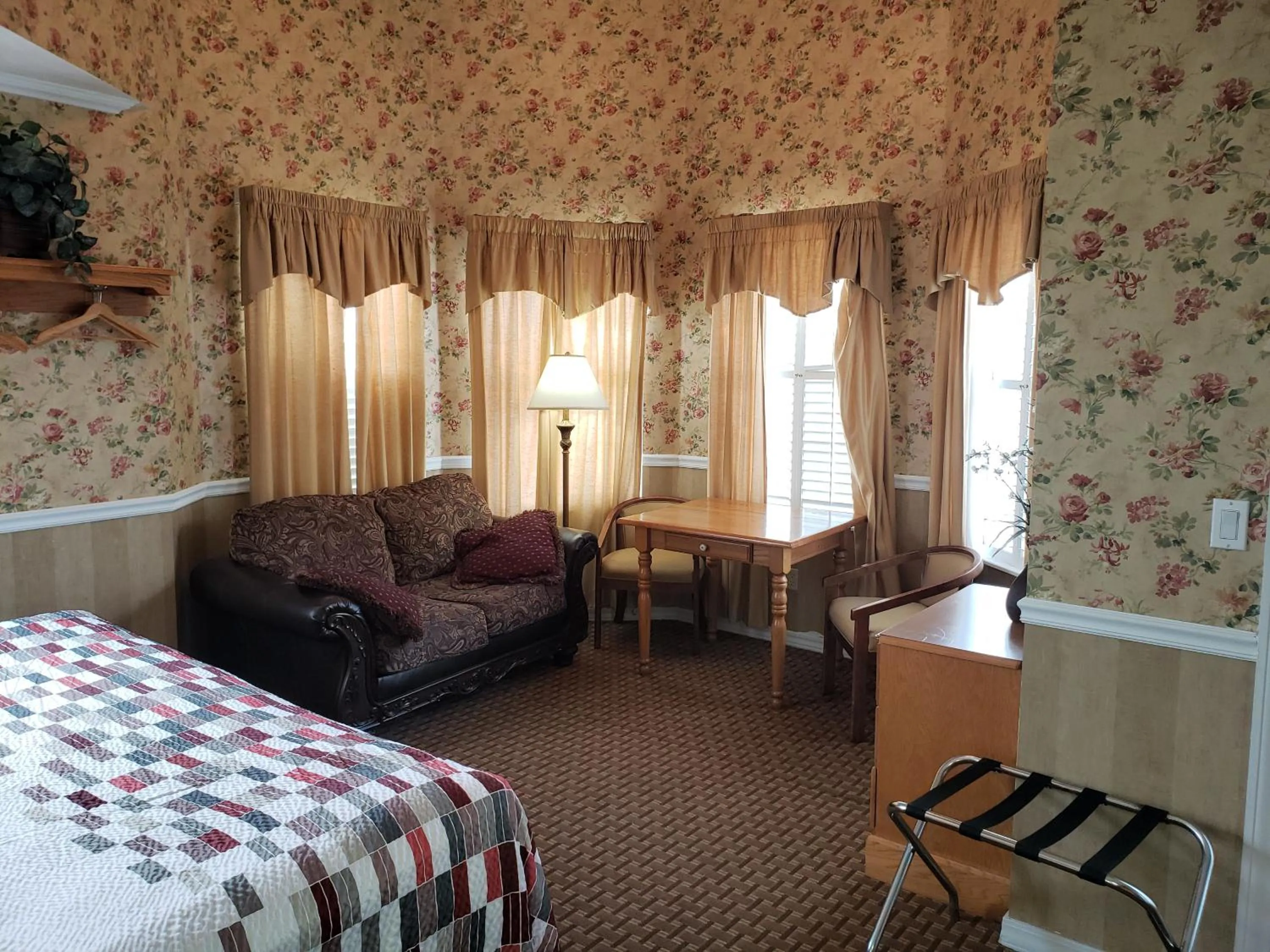 Seating area, Bed in Gazebo Inn
