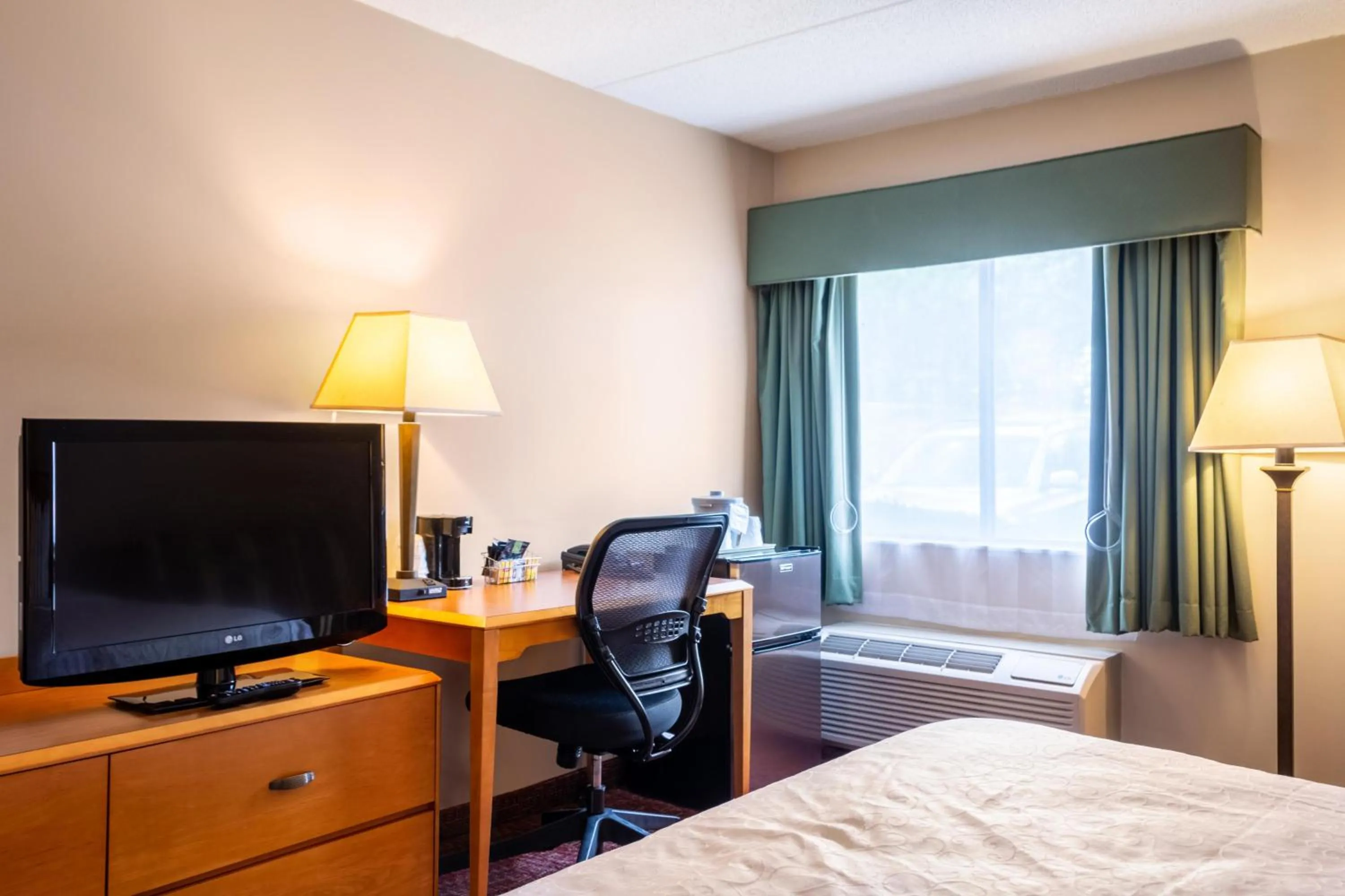 Bedroom, Bed in All Seasons Inn & Suites Smithfield Providence