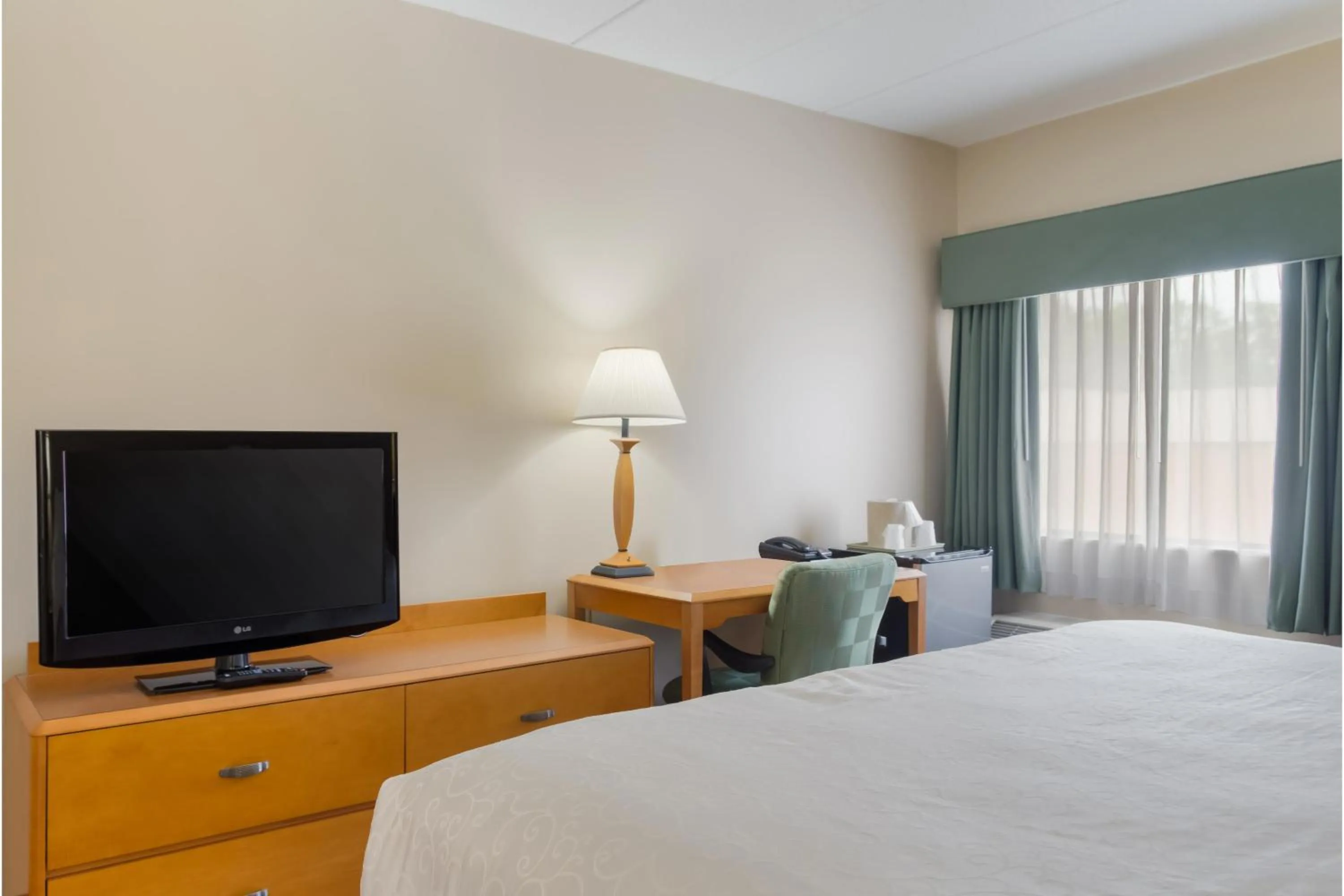 Bedroom, Bed in All Seasons Inn & Suites Smithfield Providence