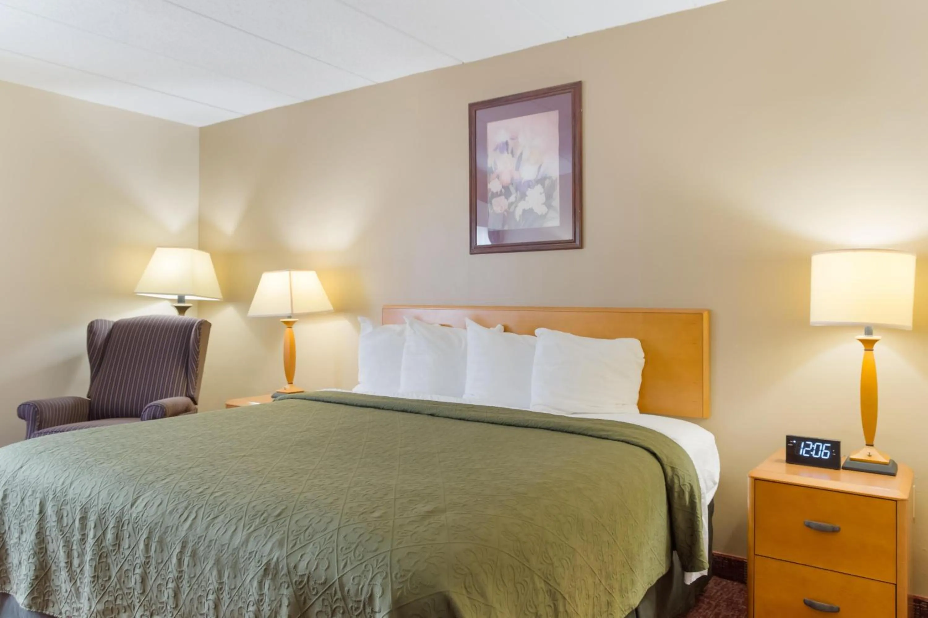 Bedroom, Bed in All Seasons Inn & Suites Smithfield Providence