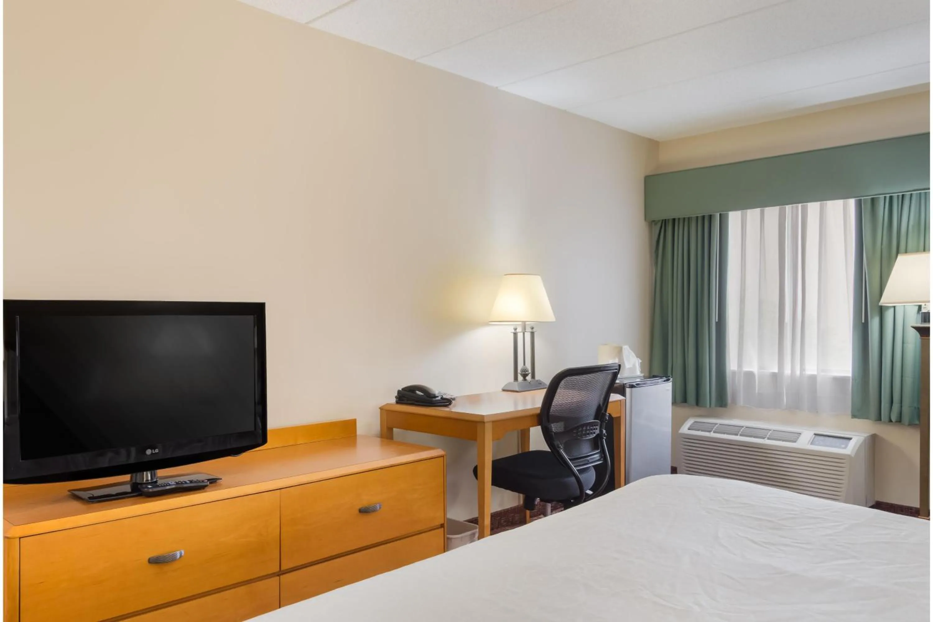Bedroom, Bed in All Seasons Inn & Suites Smithfield Providence