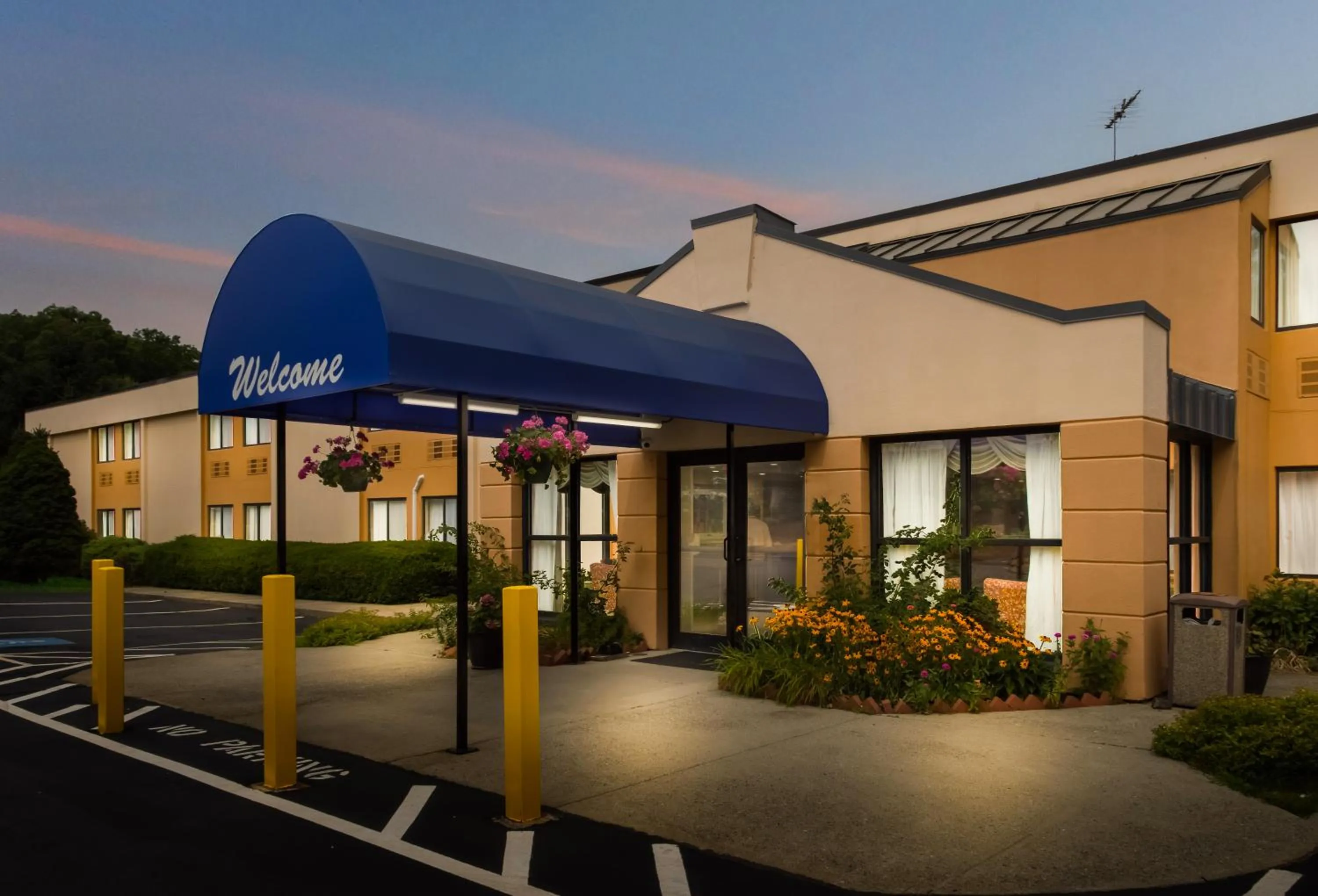 Facade/entrance in All Seasons Inn & Suites Smithfield Providence