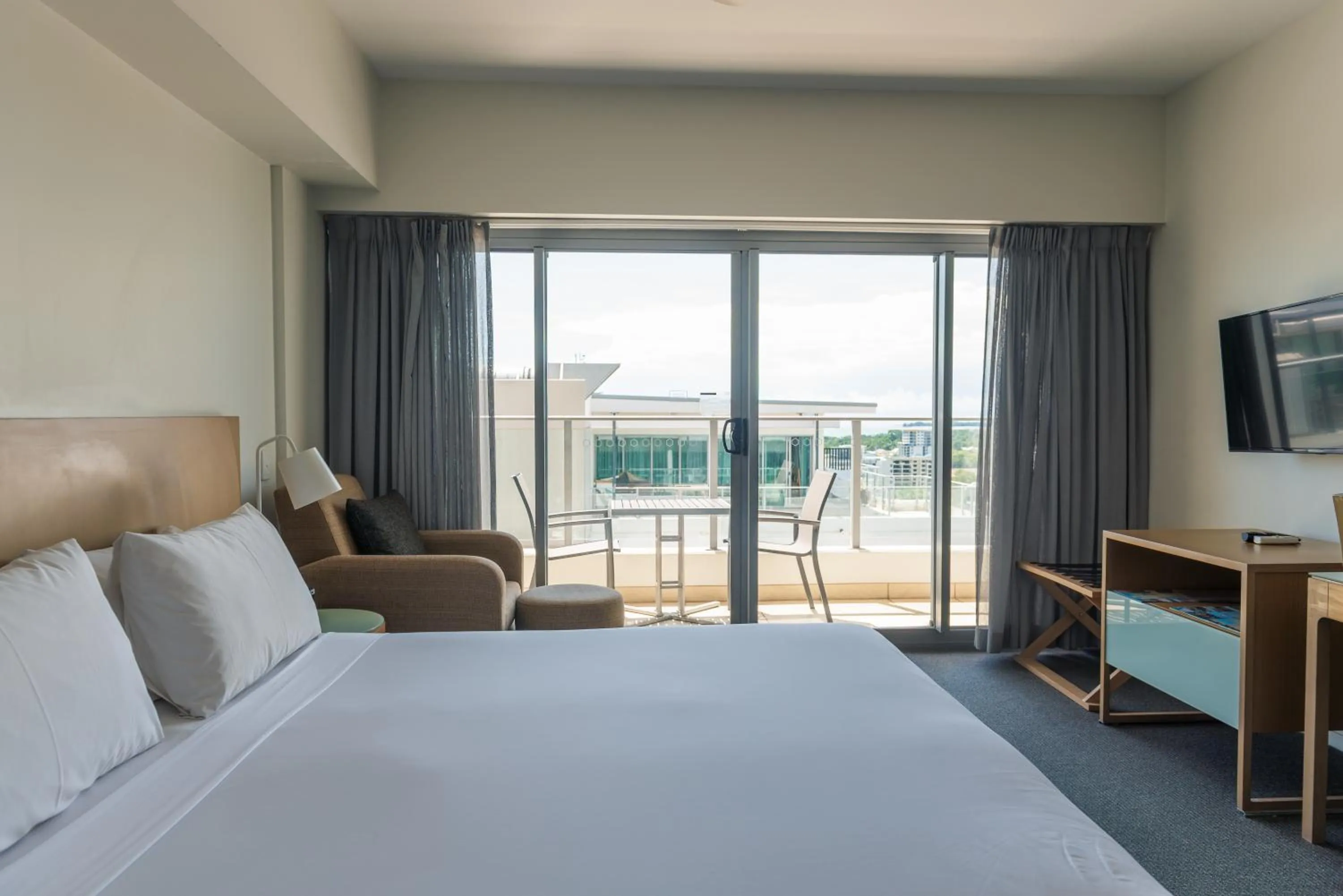 Photo of the whole room, Bed in Darwin Harbour Suites
