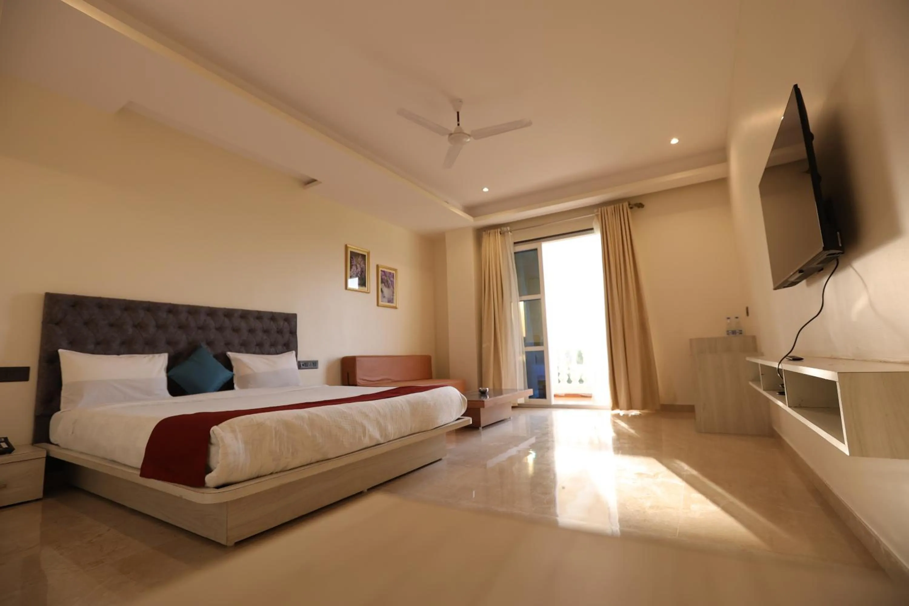 Photo of the whole room, Bed in The Heritage Conventions