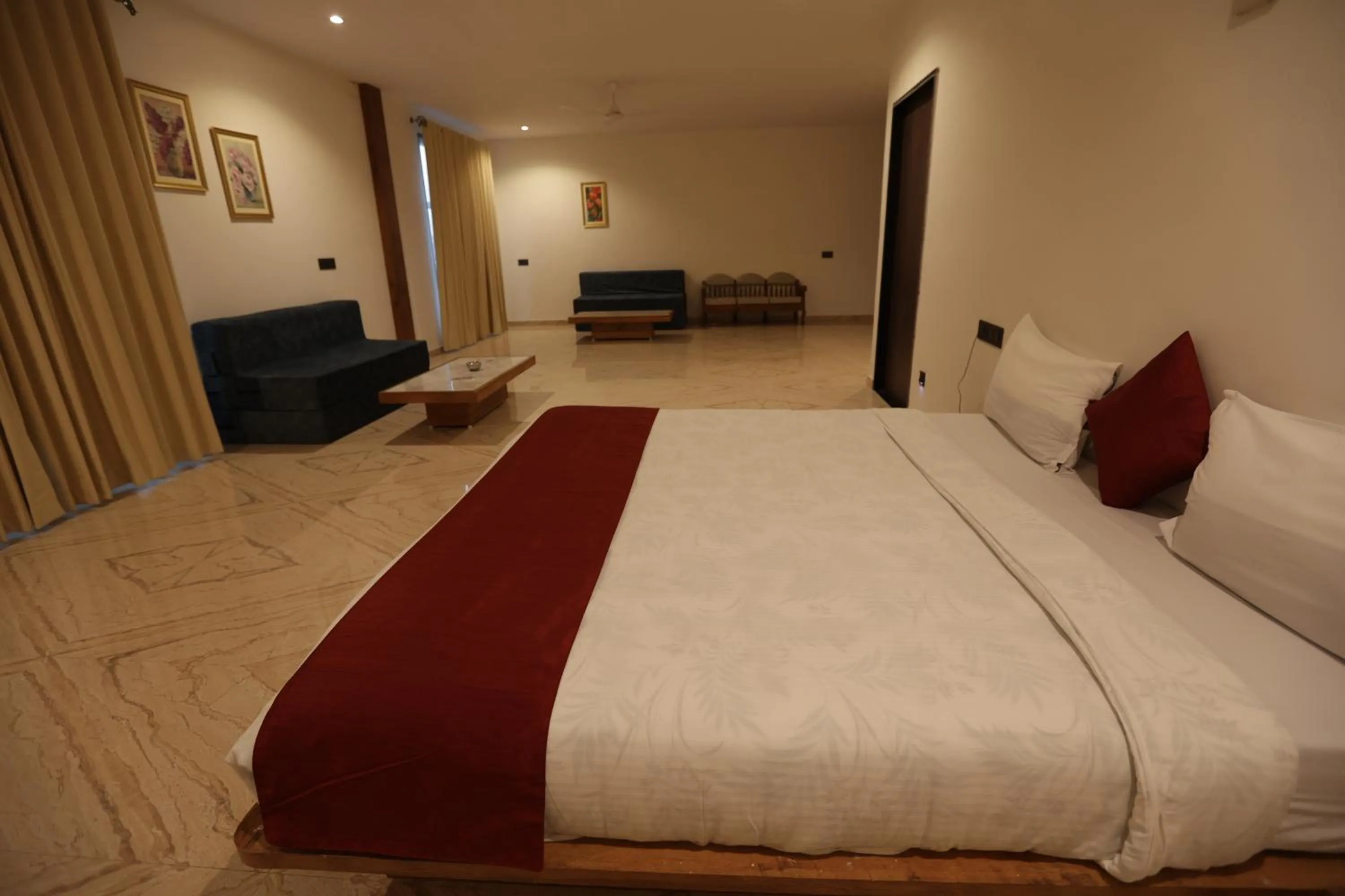 Photo of the whole room, Bed in The Heritage Conventions