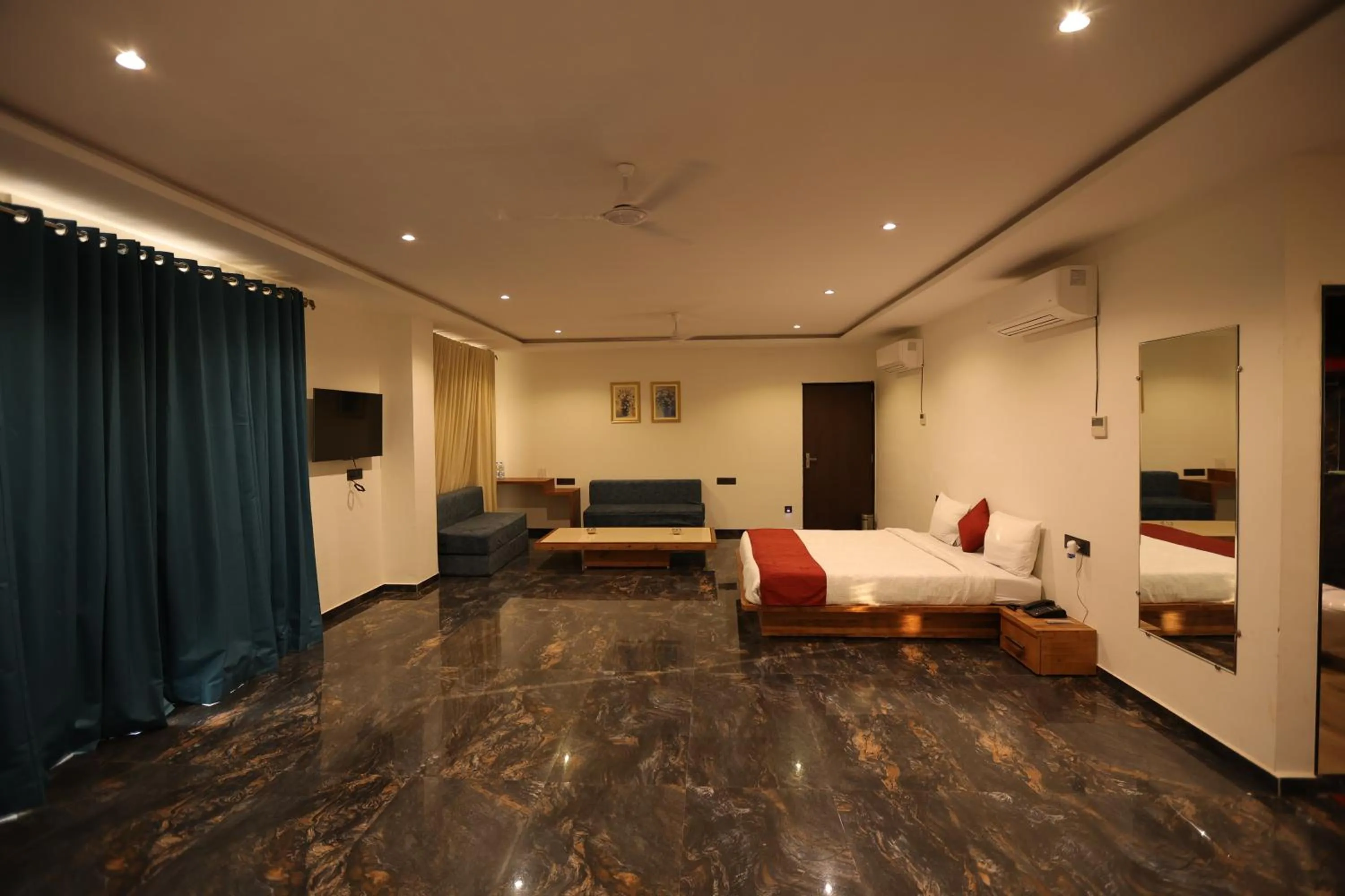 Photo of the whole room, Bed in The Heritage Conventions