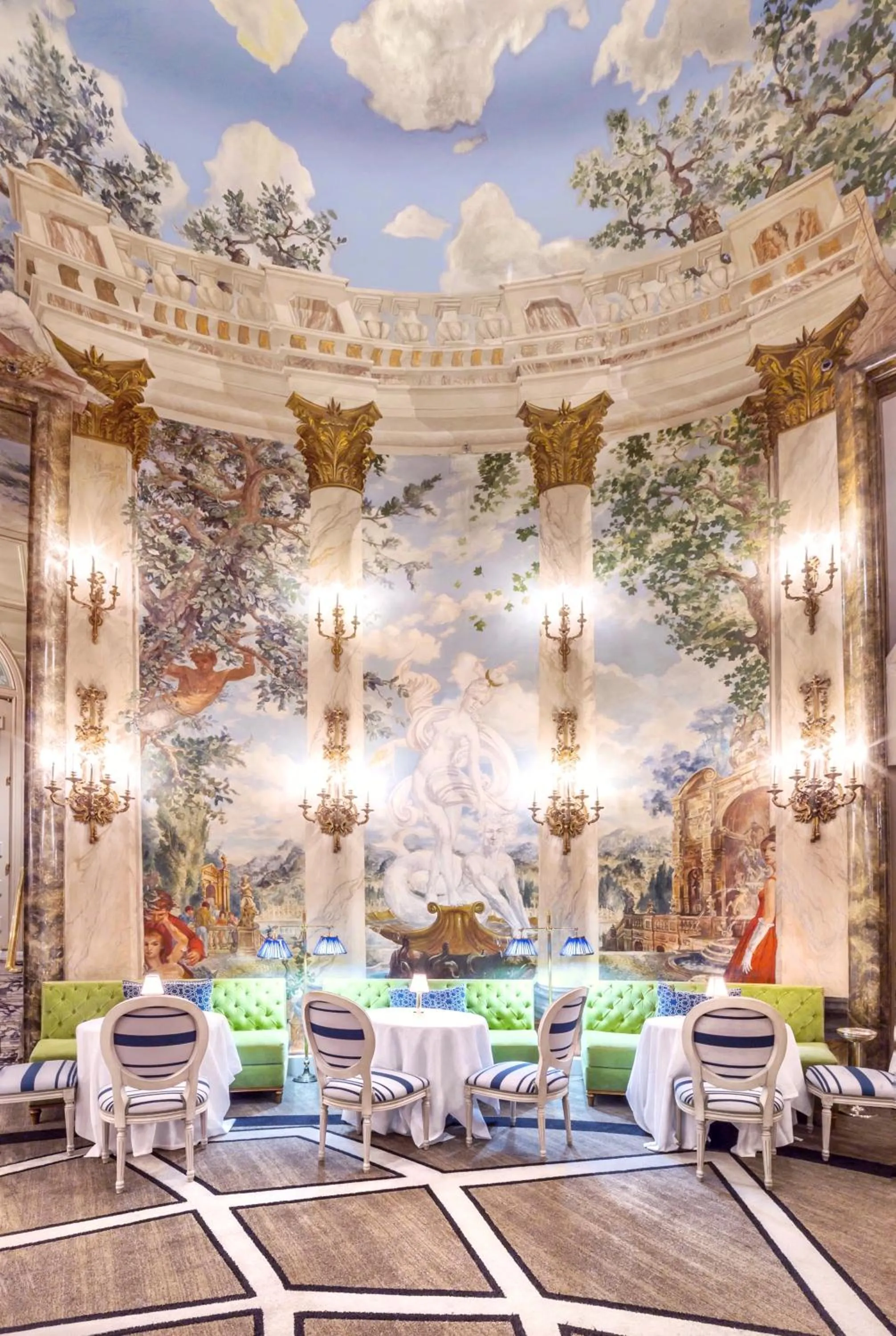 Lounge or bar in The Pierre, A Taj Hotel, New York