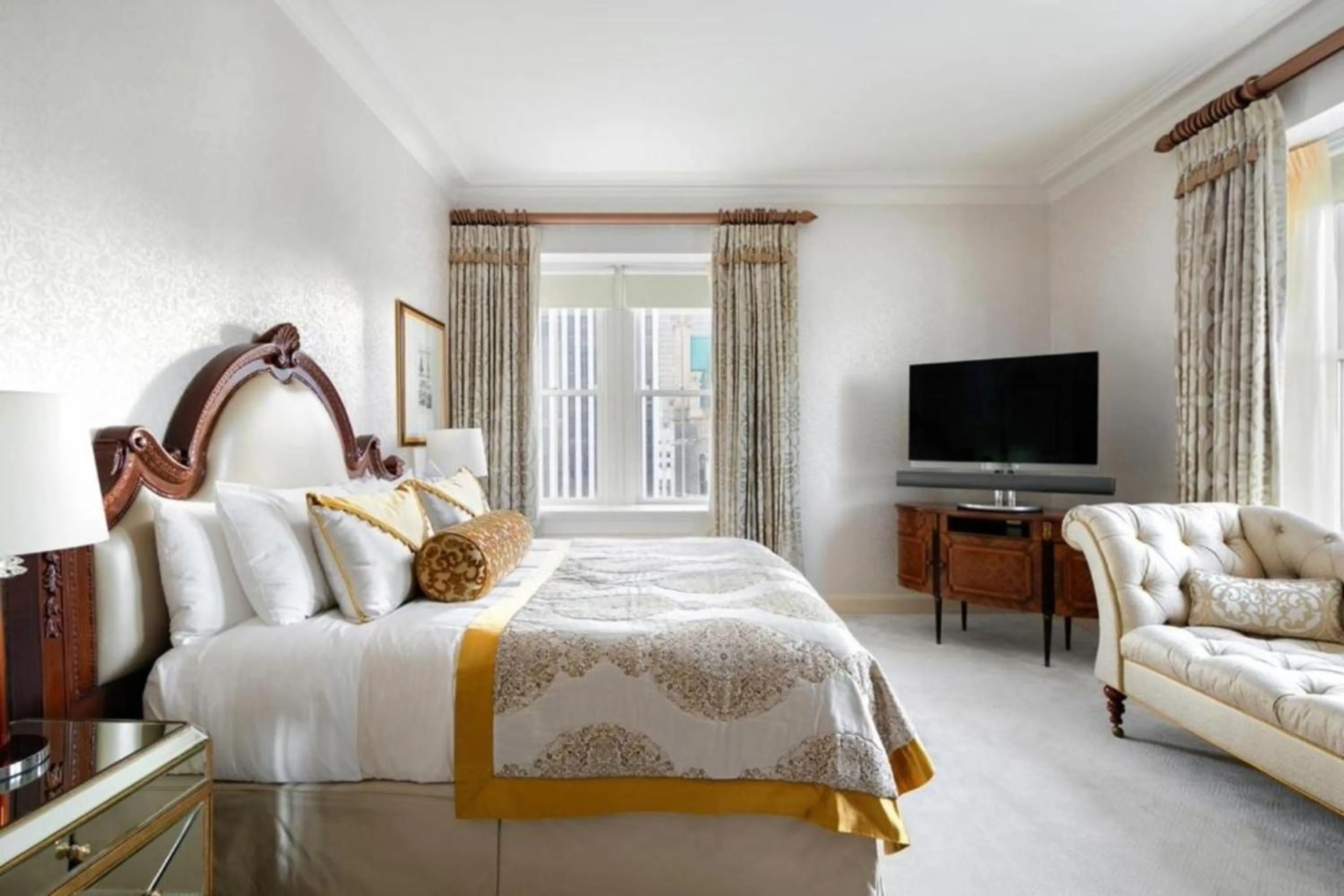 Bedroom, Bed in The Pierre, A Taj Hotel, New York