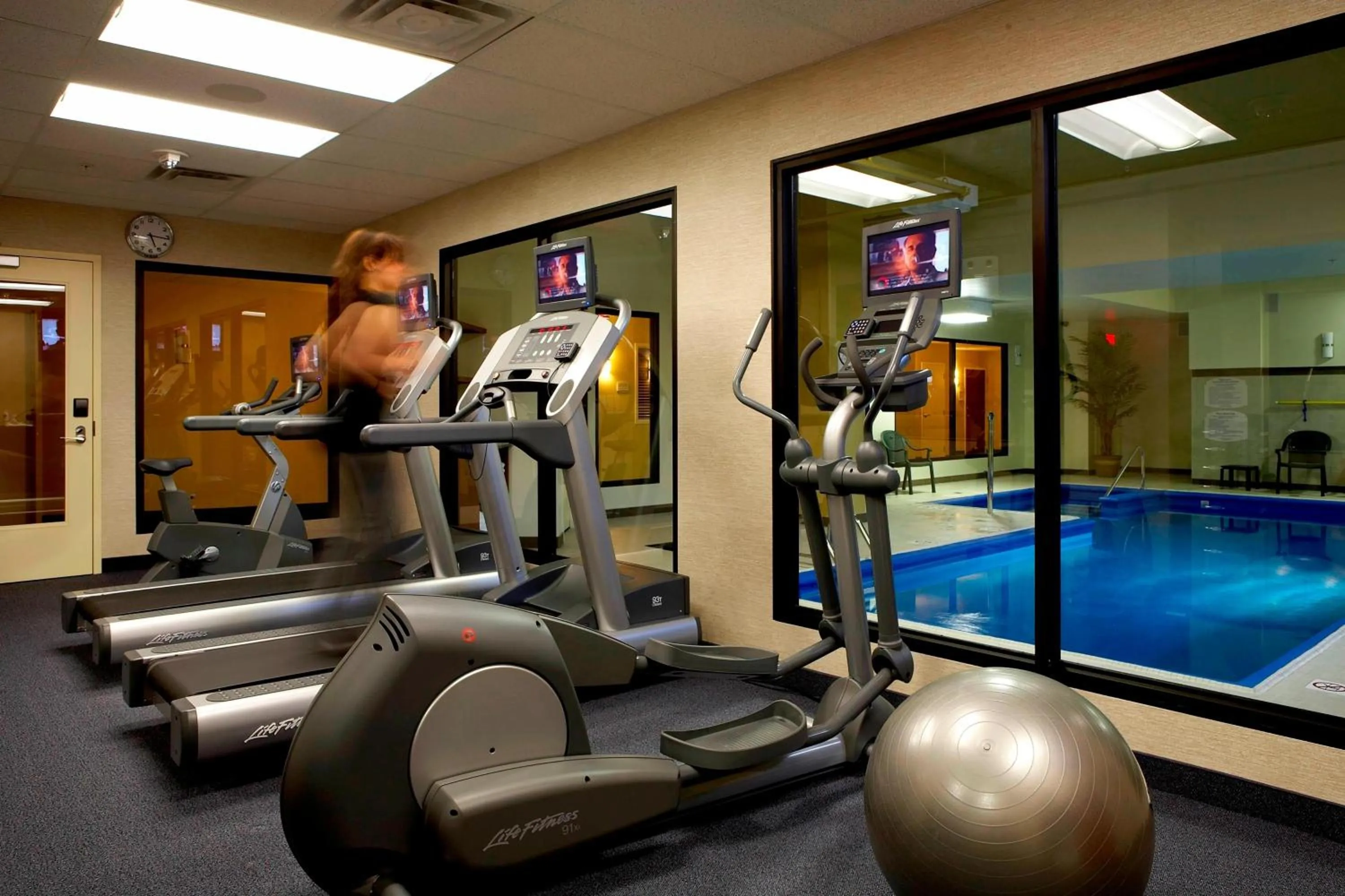 Fitness centre/facilities in Fairfield Inn & Suites by Marriott Montreal Airport