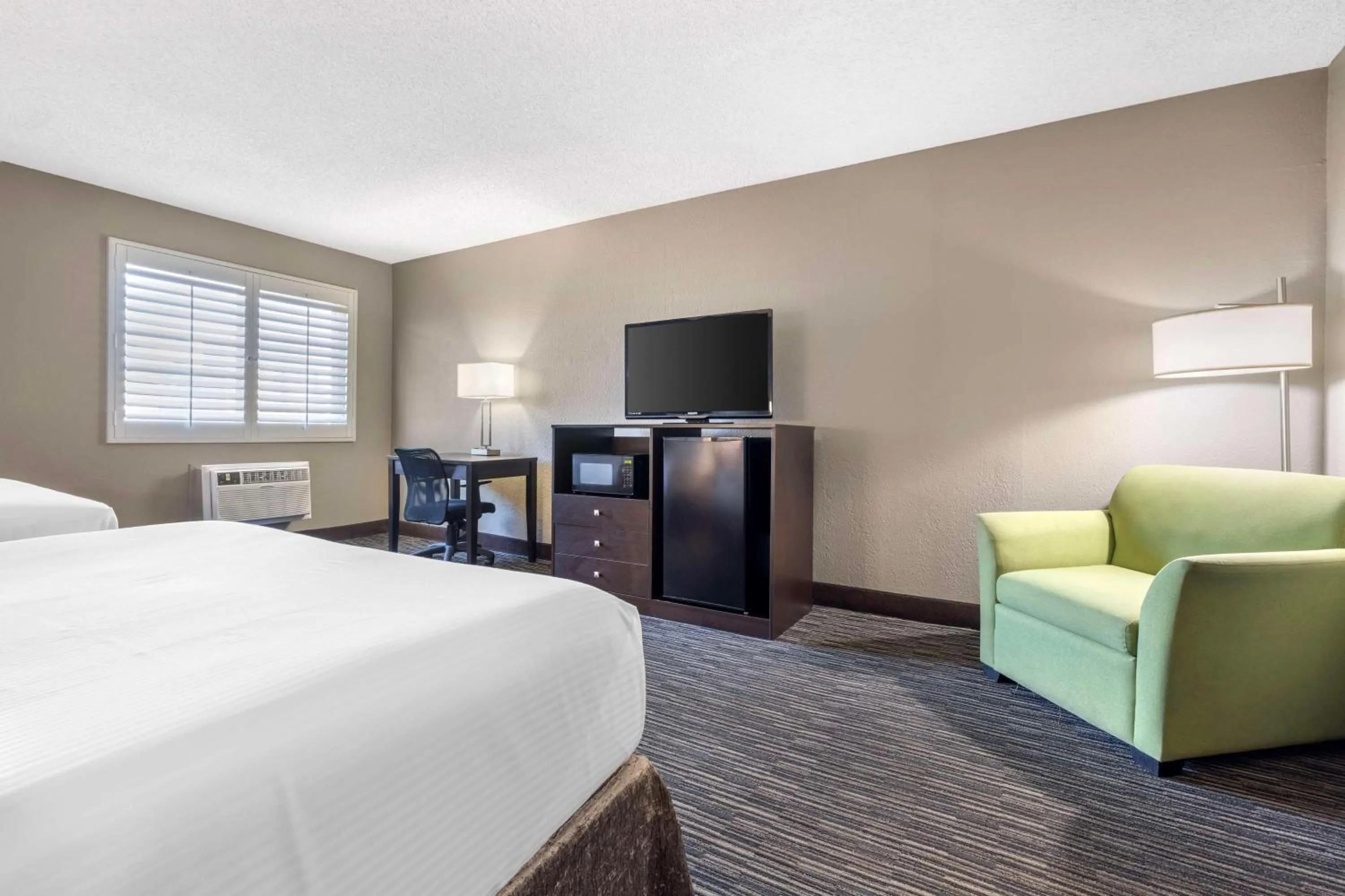 Photo of the whole room, Bed in Best Western McCarran Inn