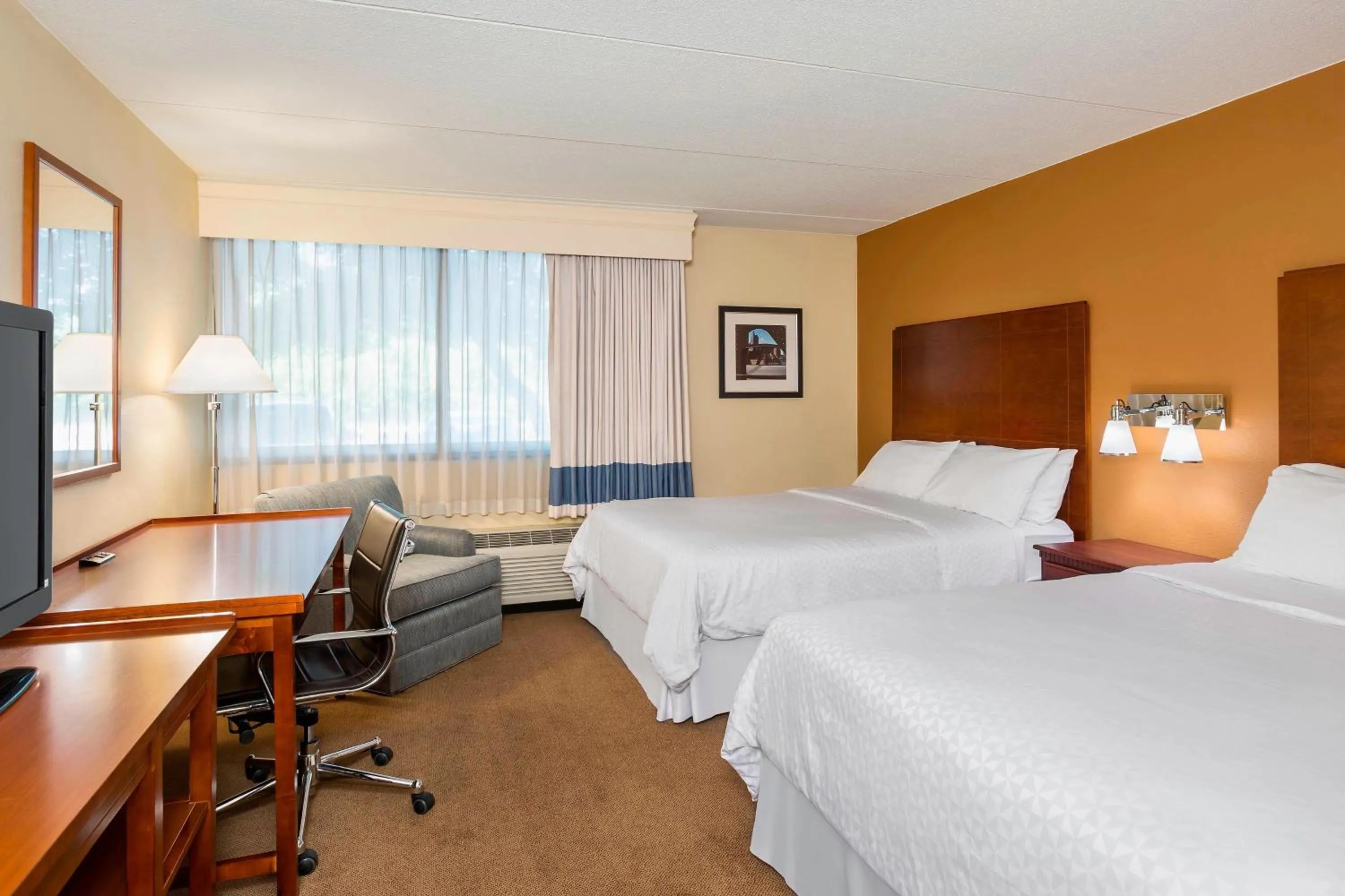 Photo of the whole room, Bed in Four Points by Sheraton Chicago O'Hare