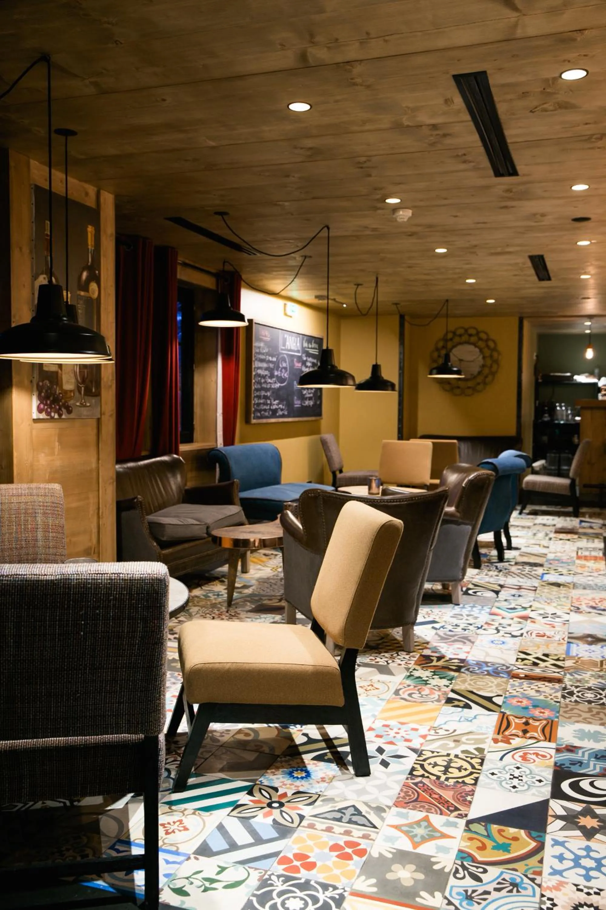 Lounge or bar in Chalet-Hôtel La Marmotte, La Tapiaz & SPA, The Originals Relais