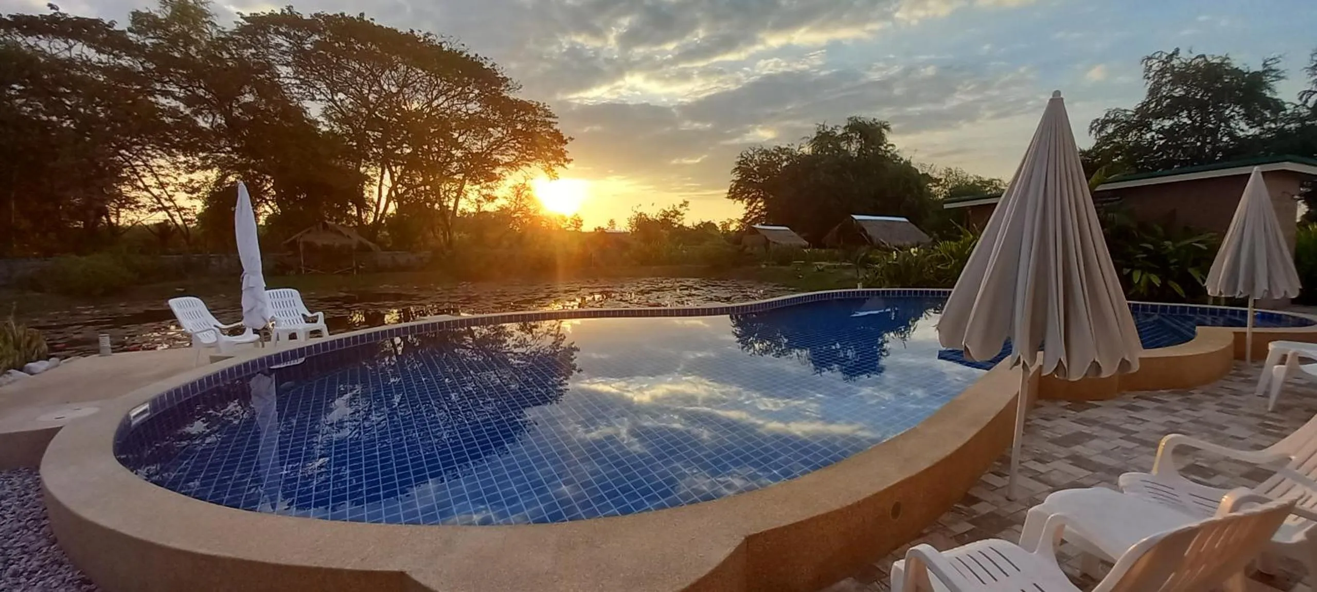 Swimming pool in Bua Daeng Homestay Resort