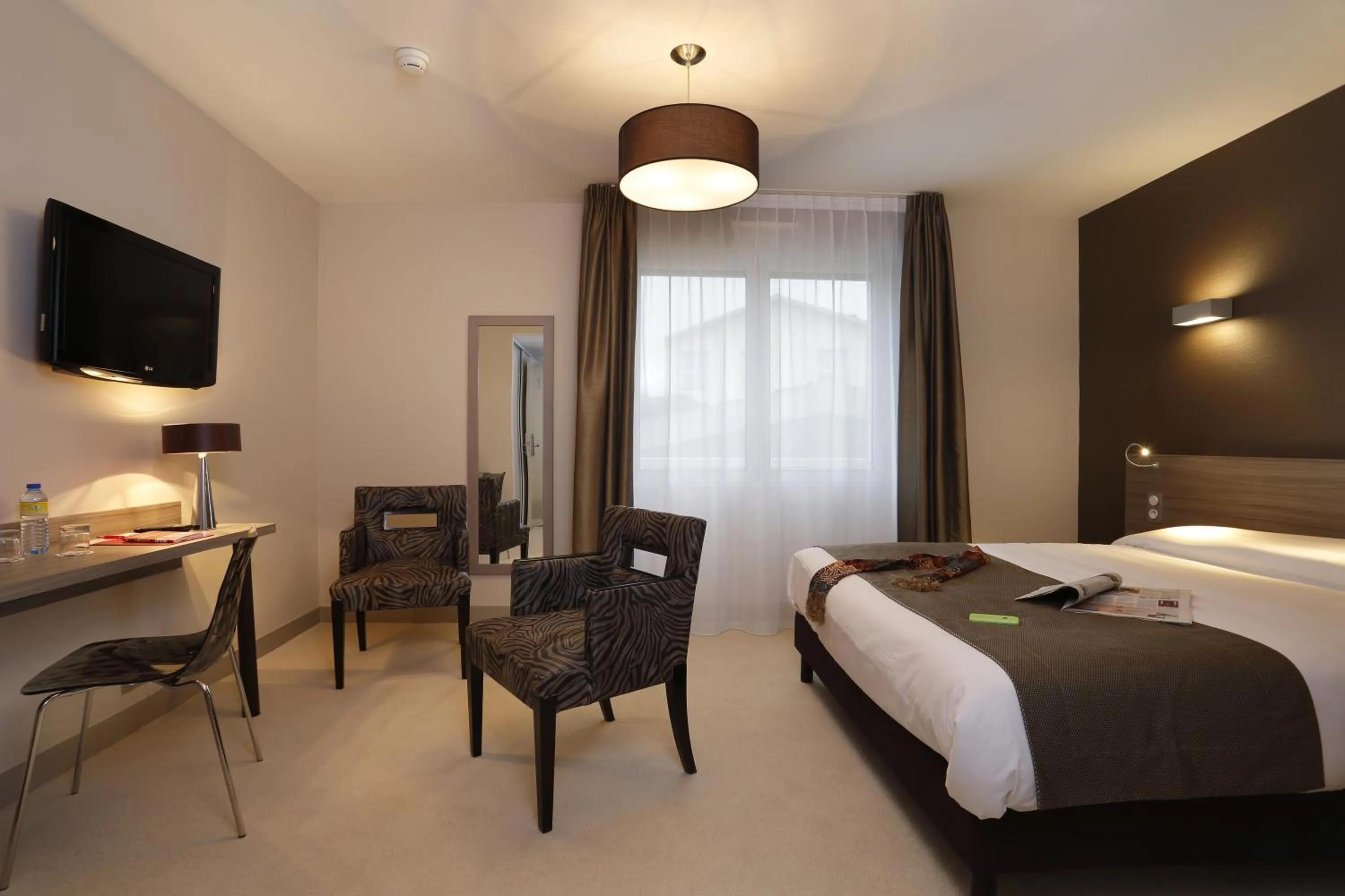 Photo of the whole room, Bed in The Originals City, Hôtel Les Thermes de l'Avenue, Dax