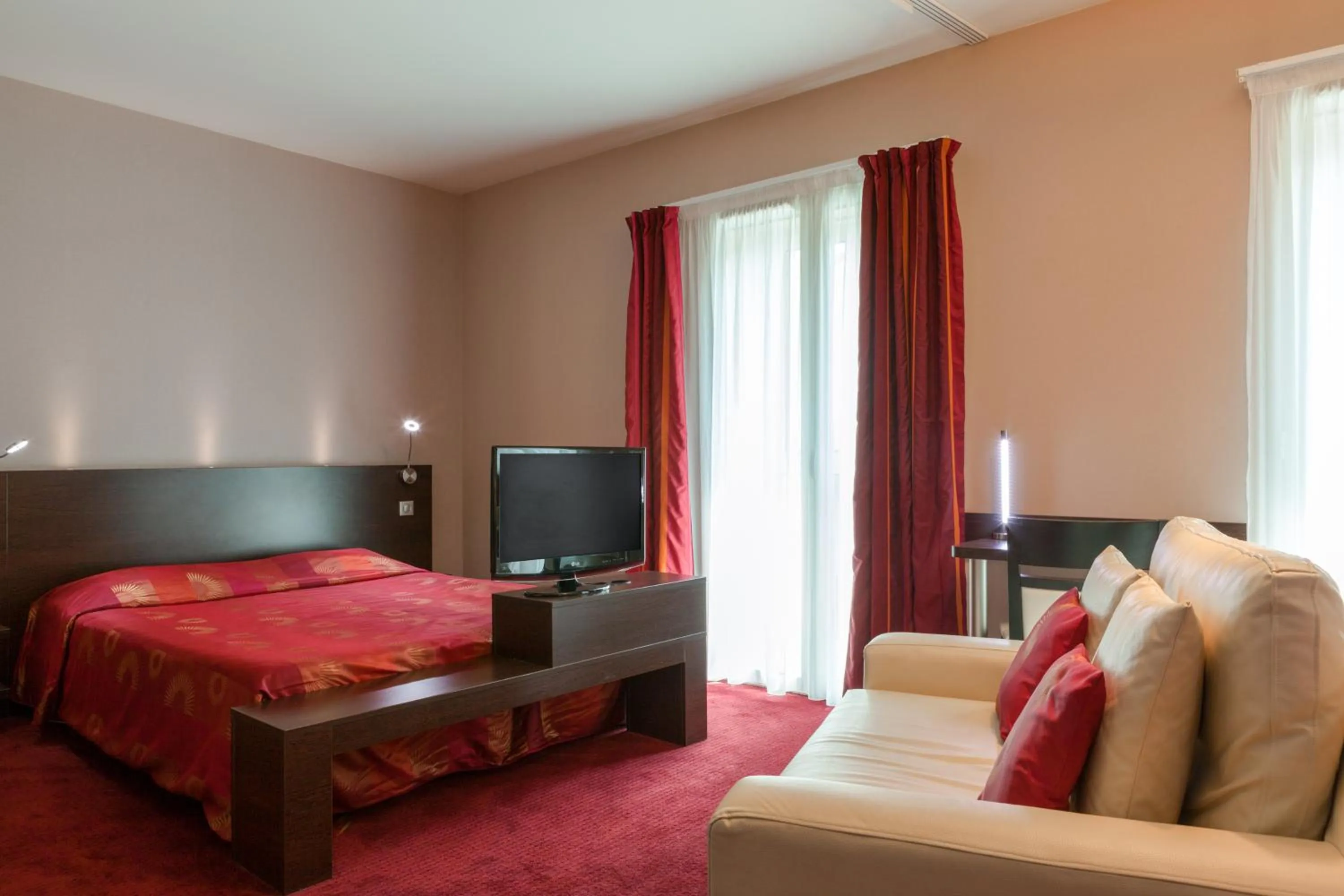 Photo of the whole room, Bed in The Originals City, Hôtel Les Thermes de l'Avenue, Dax